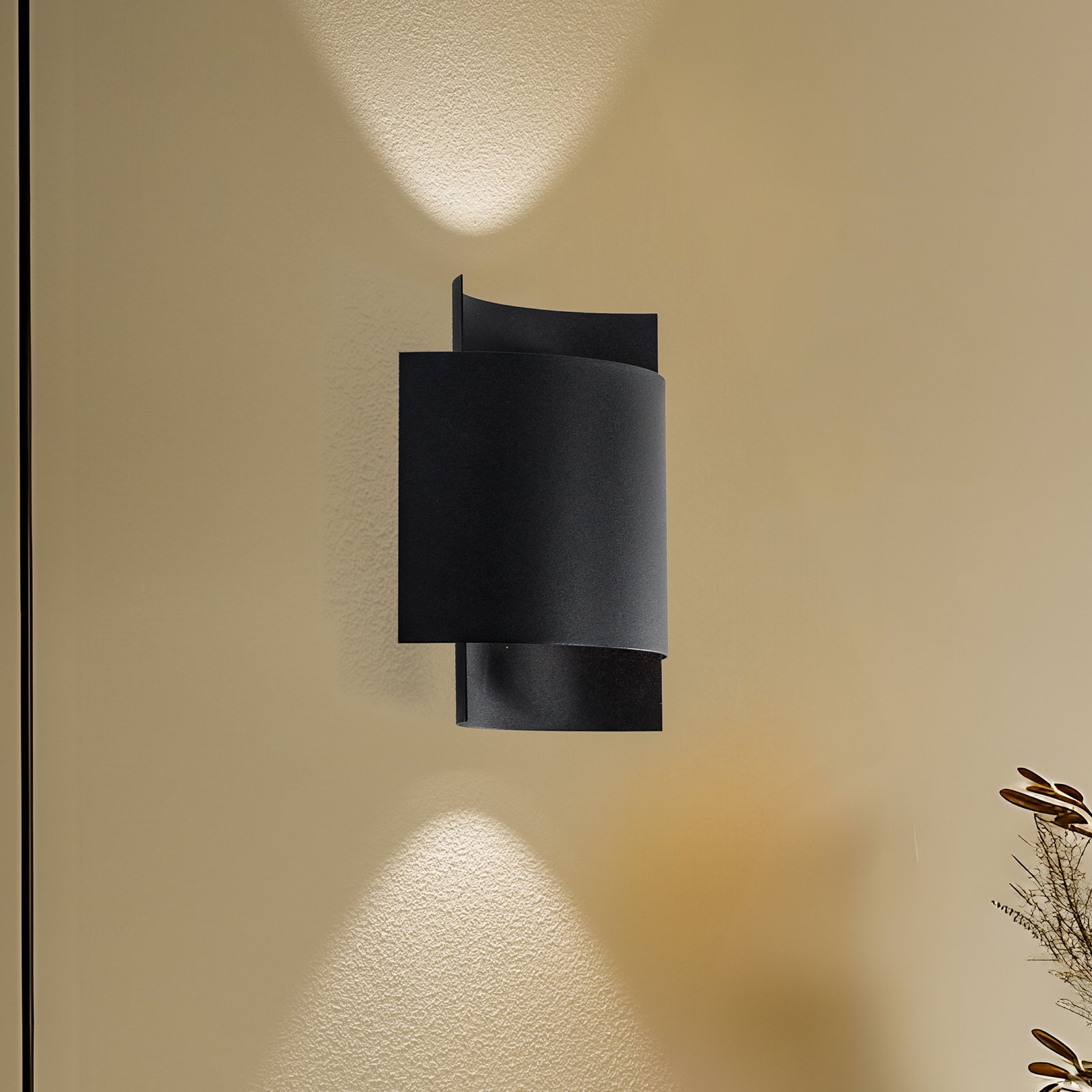 Wandlampe Pako aus zwei Stahlplatten in Schwarz