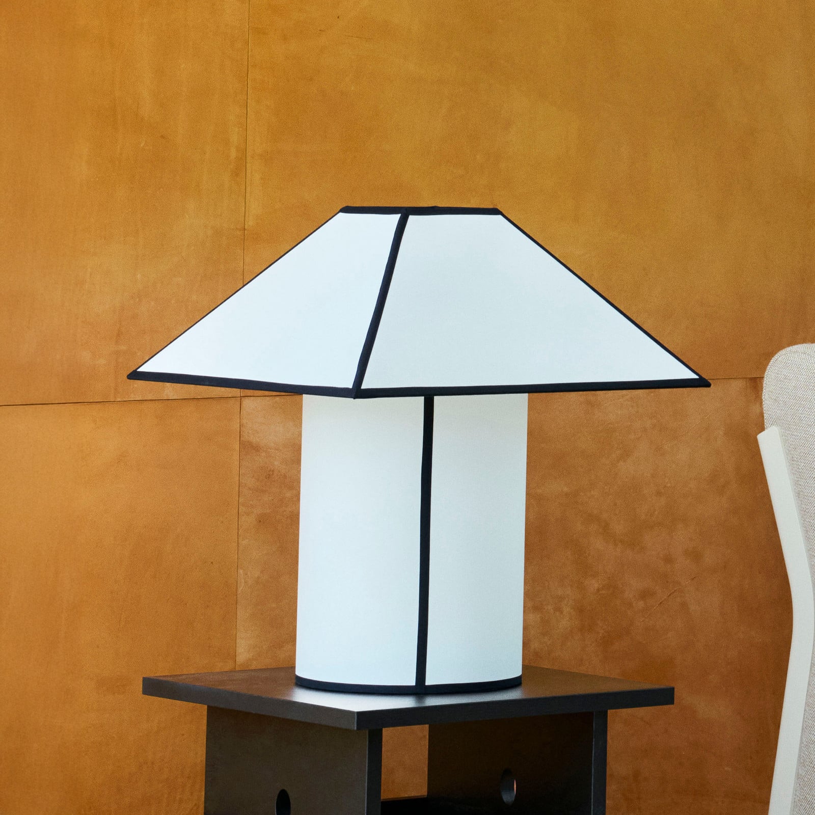 Ava bordslampa, h&ouml;jd 32 cm, vit/svart, E27 &ndash; HAY - Vardagsrum - Design - Plast - Med en ljusk&auml;lla