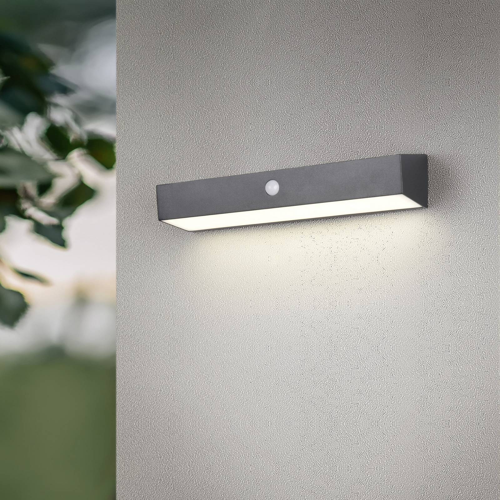 Solar-Wandleuchte Silves, schwarz, Sensor, IP44 günstig online kaufen
