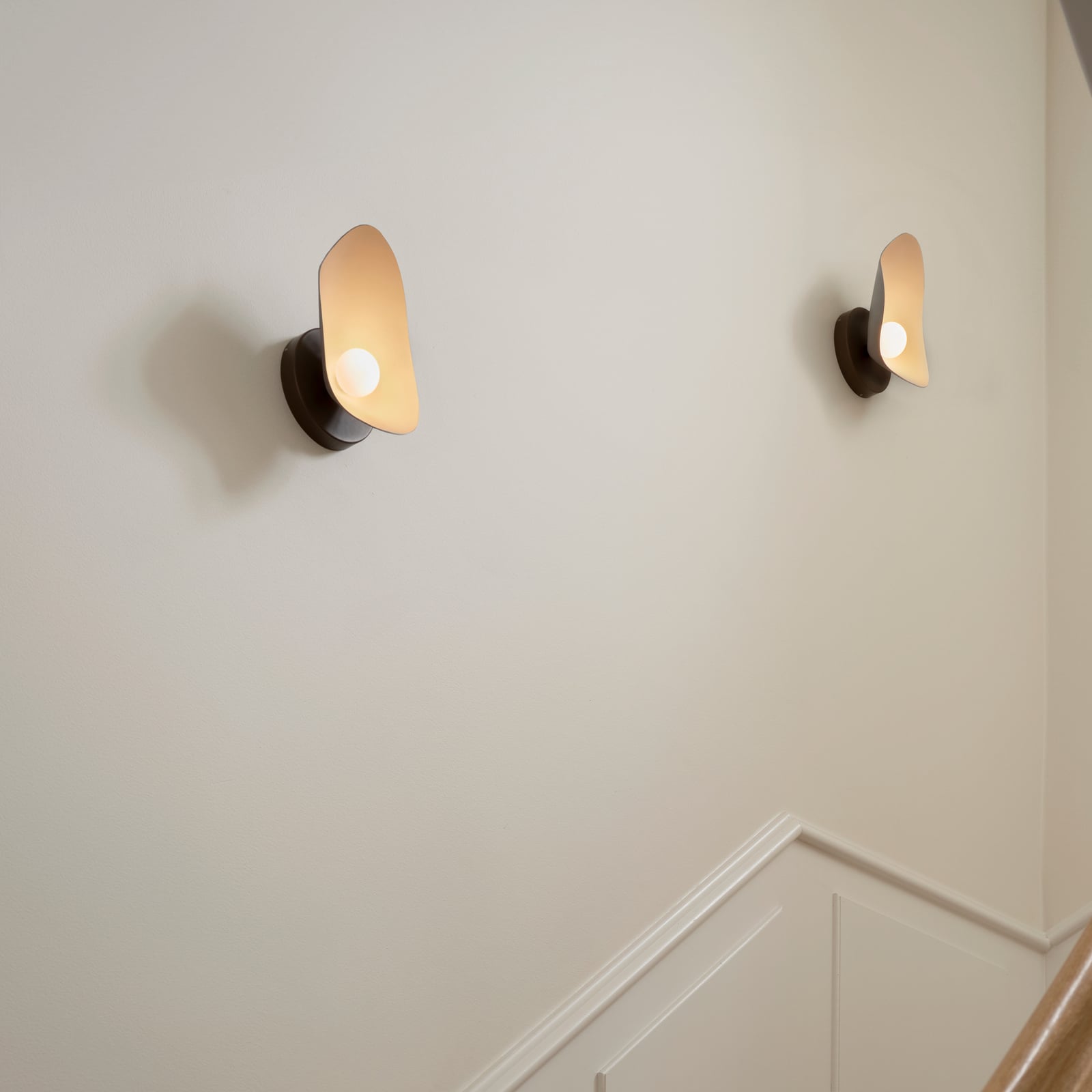 Florii 1 LED-Wandlampe, Höhe 22 cm, bronze dunkel/weiß - Nuura Florii 1 LED-Wandlampe, Höhe 22 cm, bronze dunkel/weiß - Nuura