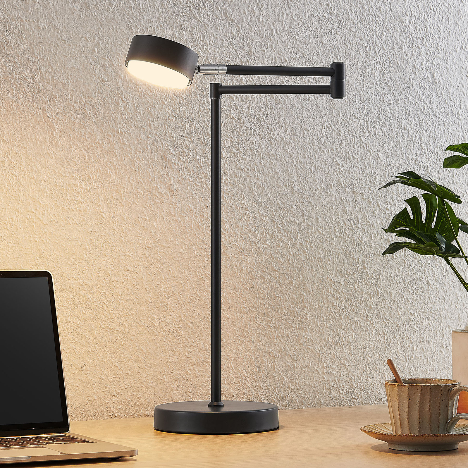 Lindby Kaylou -LED-työpöytälamppu, musta