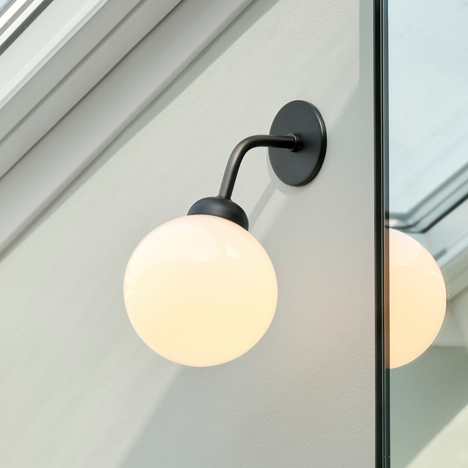 Aplique Nuura Apiales con cable fijo de 22 cm, negro/opalino