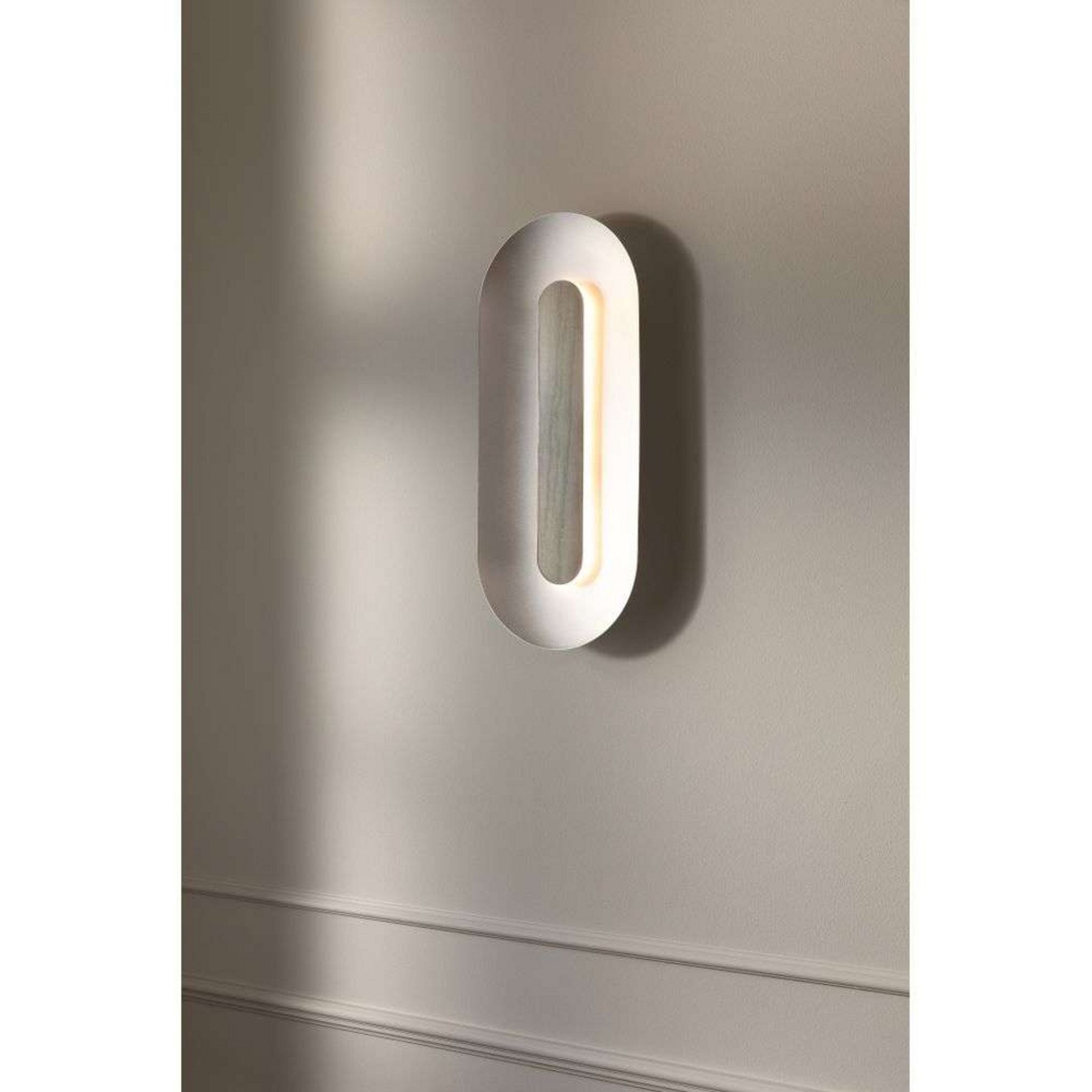 Nuura Aps Aplică LED Nuura Sasi înălțime 65 cm culoare argintiu metal - Camera de zi / sufragerie - Scandinavă