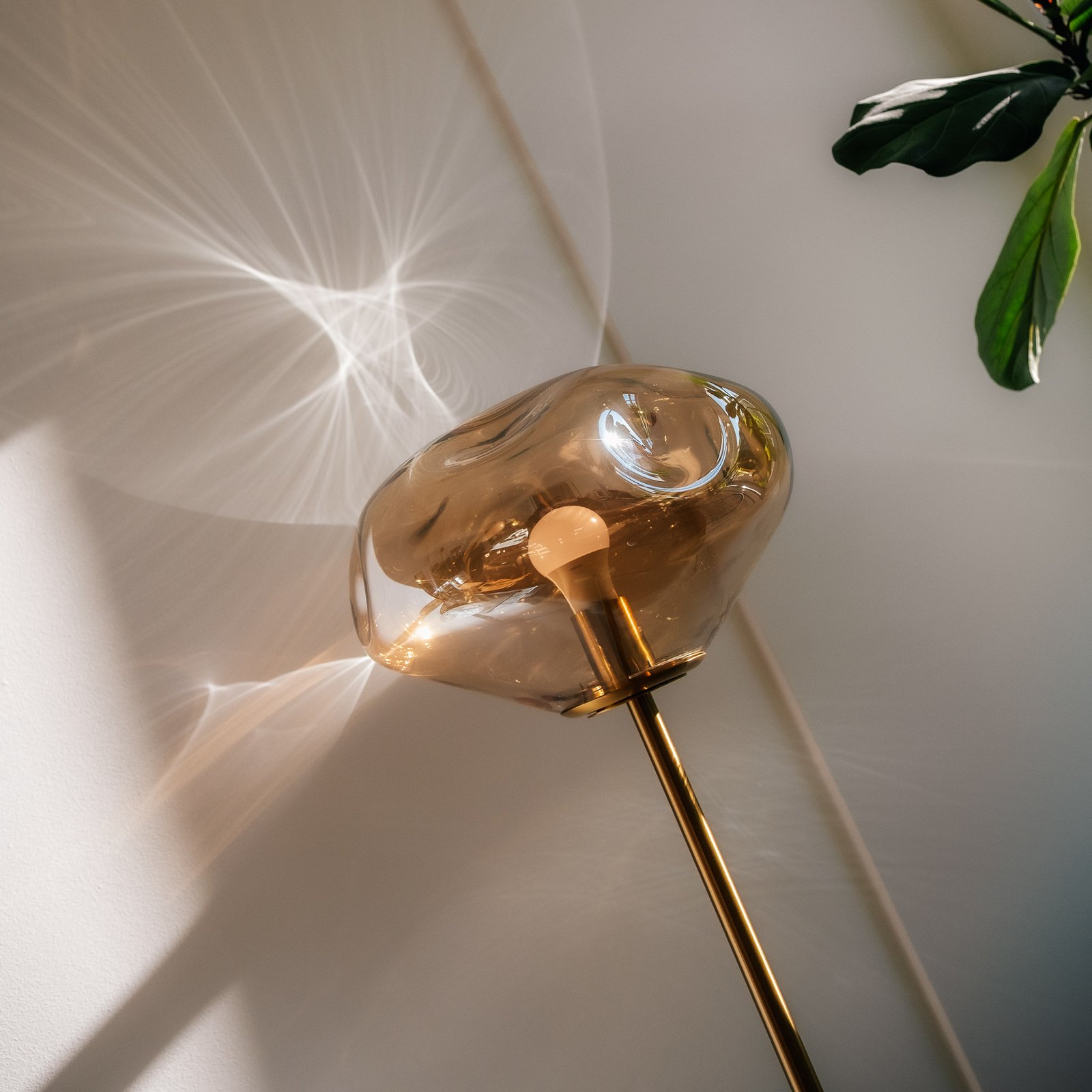 Candeeiro de pé Lindby Lelia, âmbar, vidro, metal, 150 cm