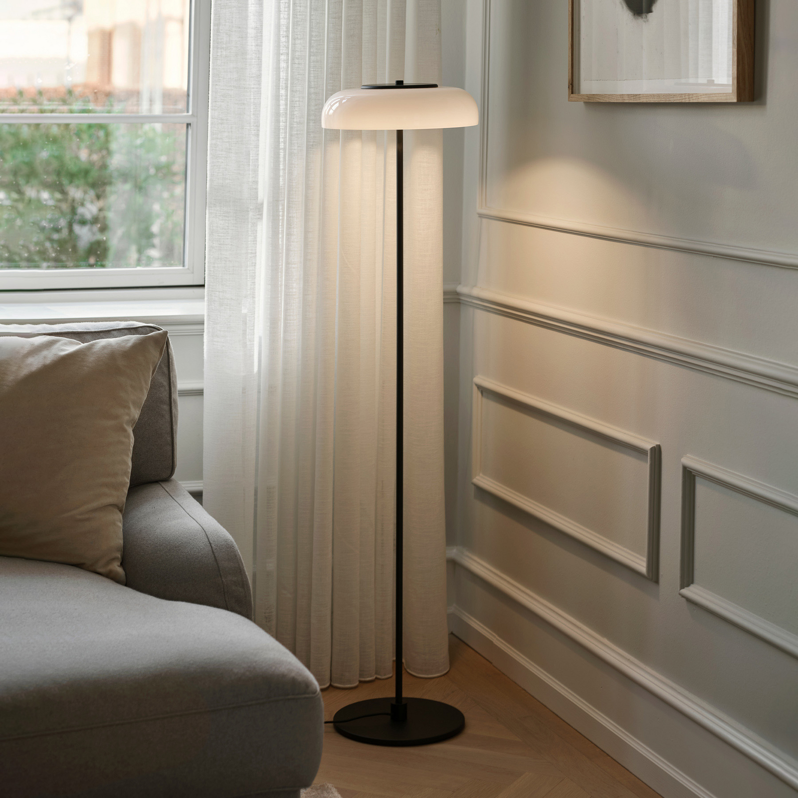 Nuura LED stojací lampa Blossi, výška 120 cm, černá/opálová