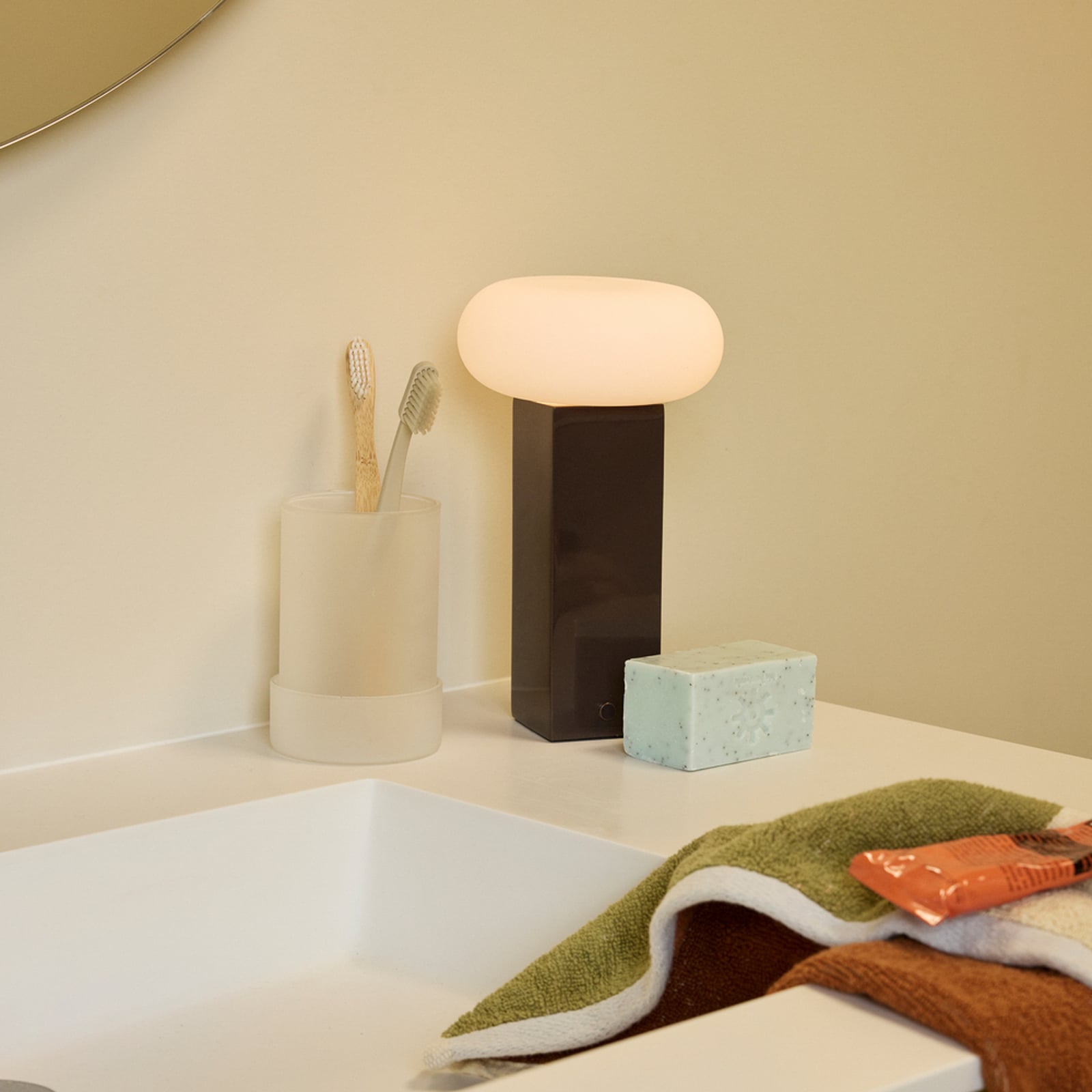 LOW LED-batteridriven bordslampa, brun, höjd 30 cm – Hübsch