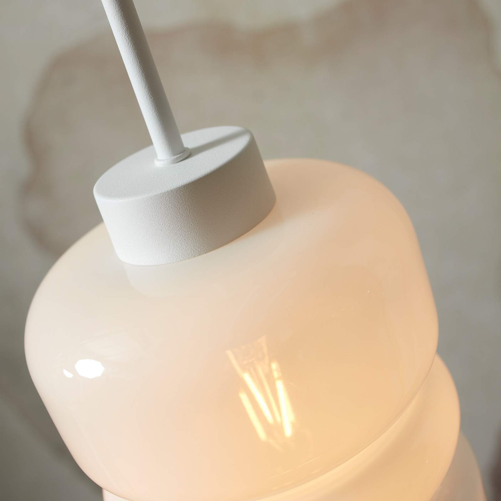 Trata-se da luminária suspensa RoMi Verona, branco leite, Ø 15 cm