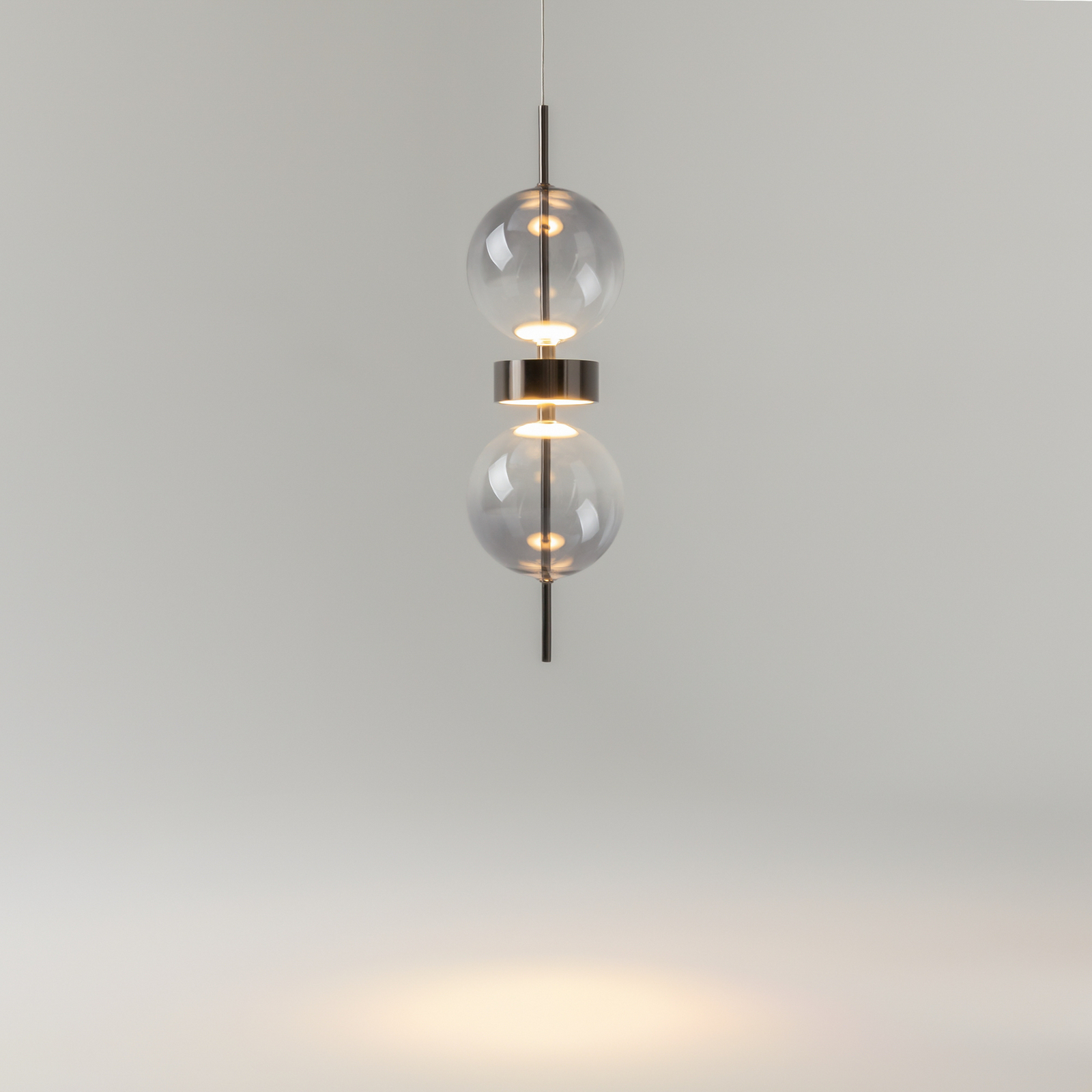 LED viseća svjetiljka DOUBLE MOON, dimno siva, Ø 12 cm, staklo LED viseća svjetiljka DOUBLE MOON, dimno siva, Ø 12 cm, staklo