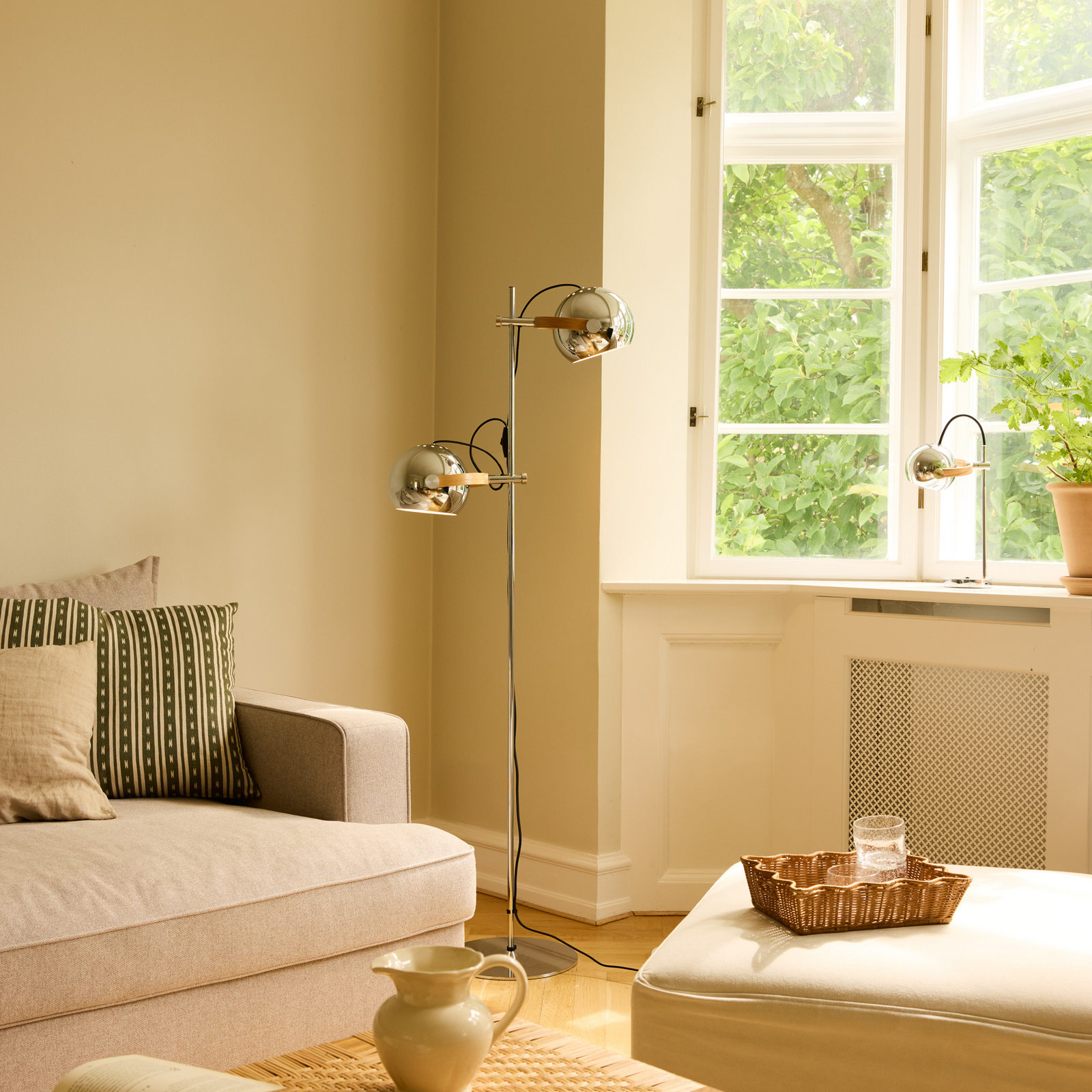 Candeeiro de pé DC, cromado, altura 150 cm, metal, 2 lâmpadas - Halo Design Candeeiro de pé DC, cromado, altura 150 cm, metal, 2 lâmpadas - Halo Design