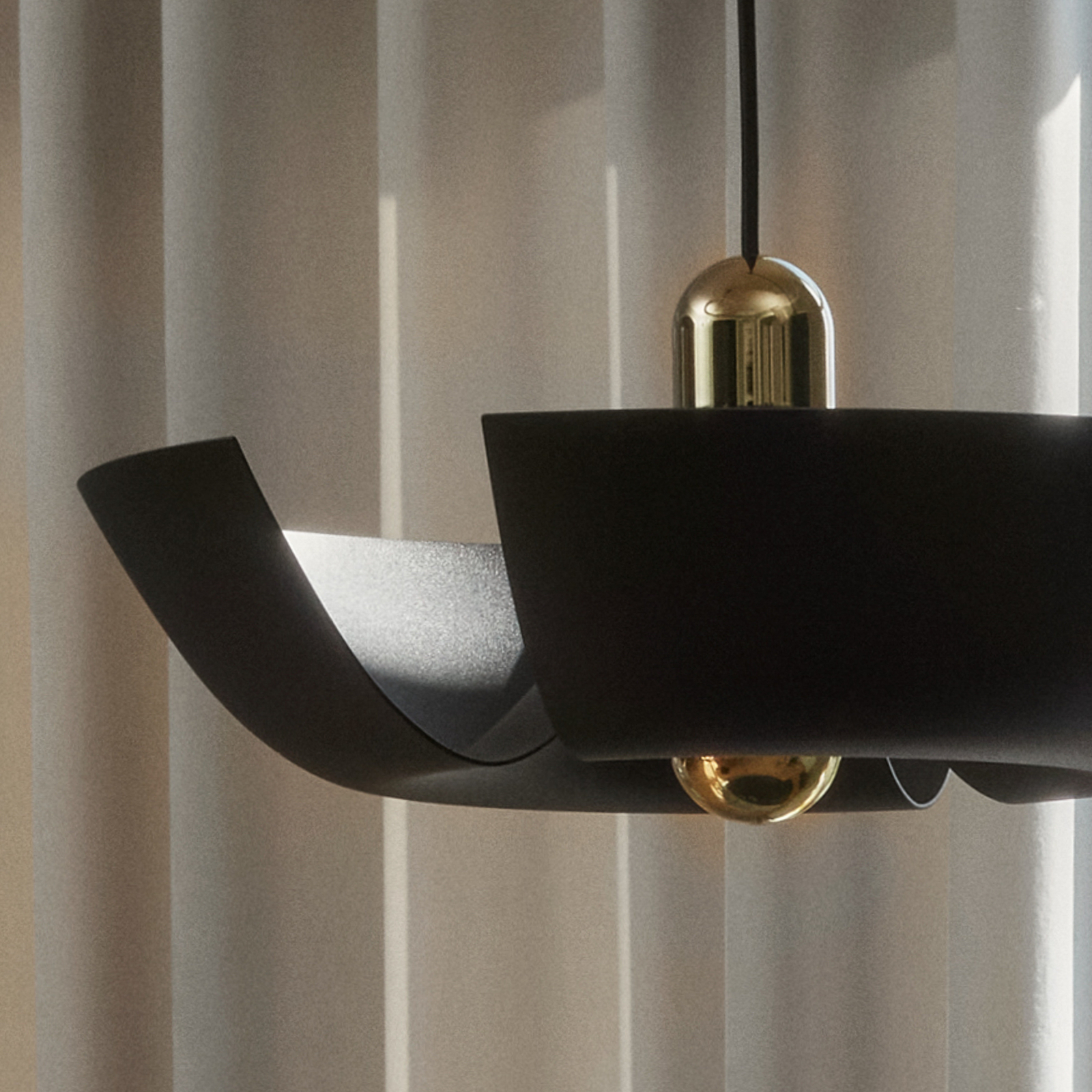 Cycnus Pendelleuchte Ø45 Schwarz/Gold - AYTM