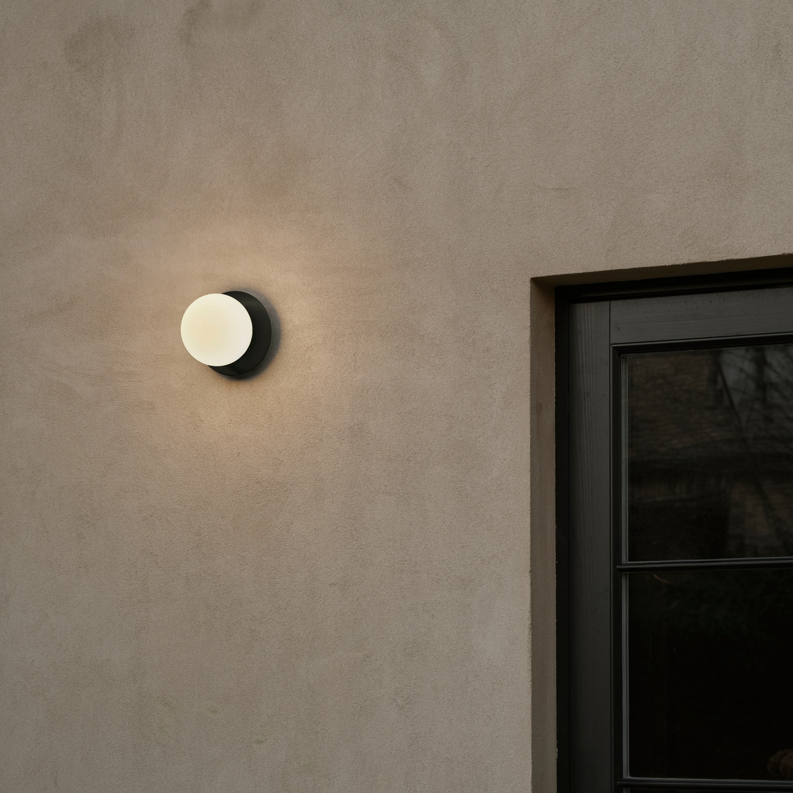 Außen-Wandlampe Liila, schwarz/opal, Ø 16,5cm, IP54 - Nuura Außen-Wandlampe Liila, schwarz/opal, Ø 16,5cm, IP54 - Nuura
