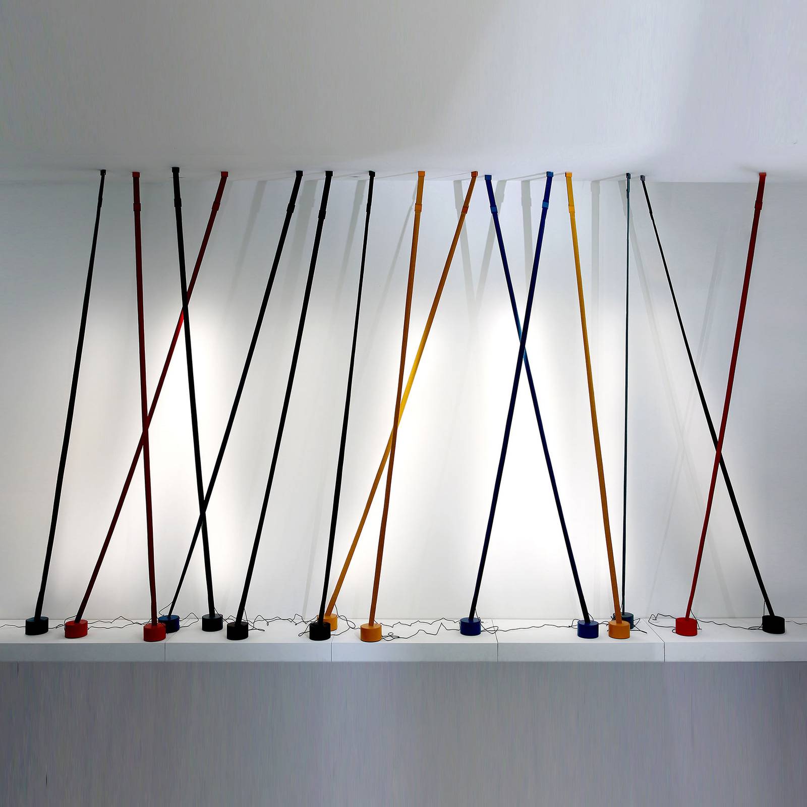 Martinelli Luce Elastica band-vloerlamp, zwart