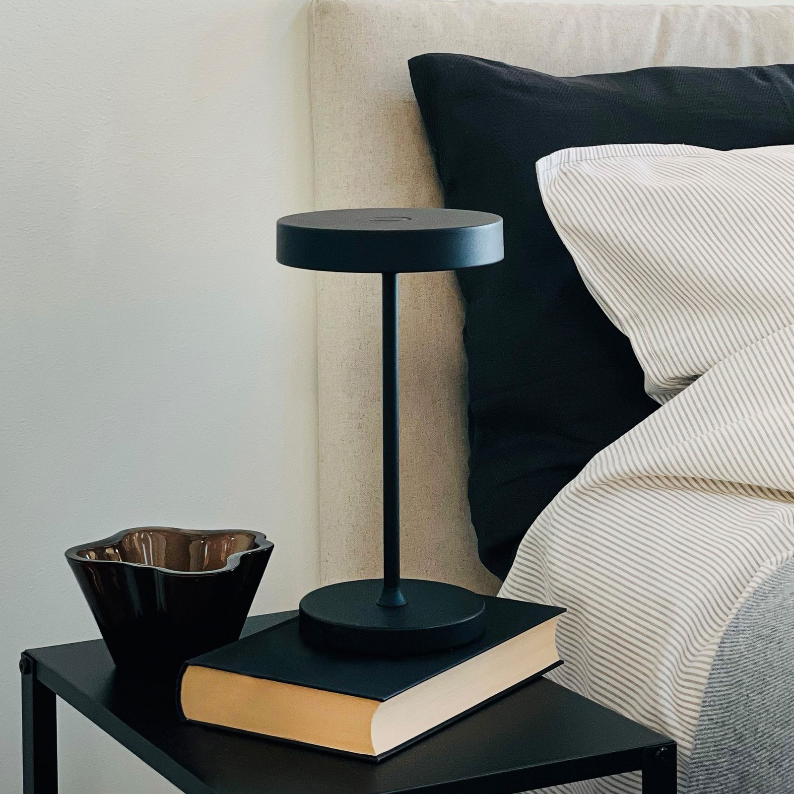 Lámpara de mesa LED recargable Starlight, metal negro - Dyberg Larsen Lámpara de mesa LED recargable Starlight, metal negro - Dyberg Larsen