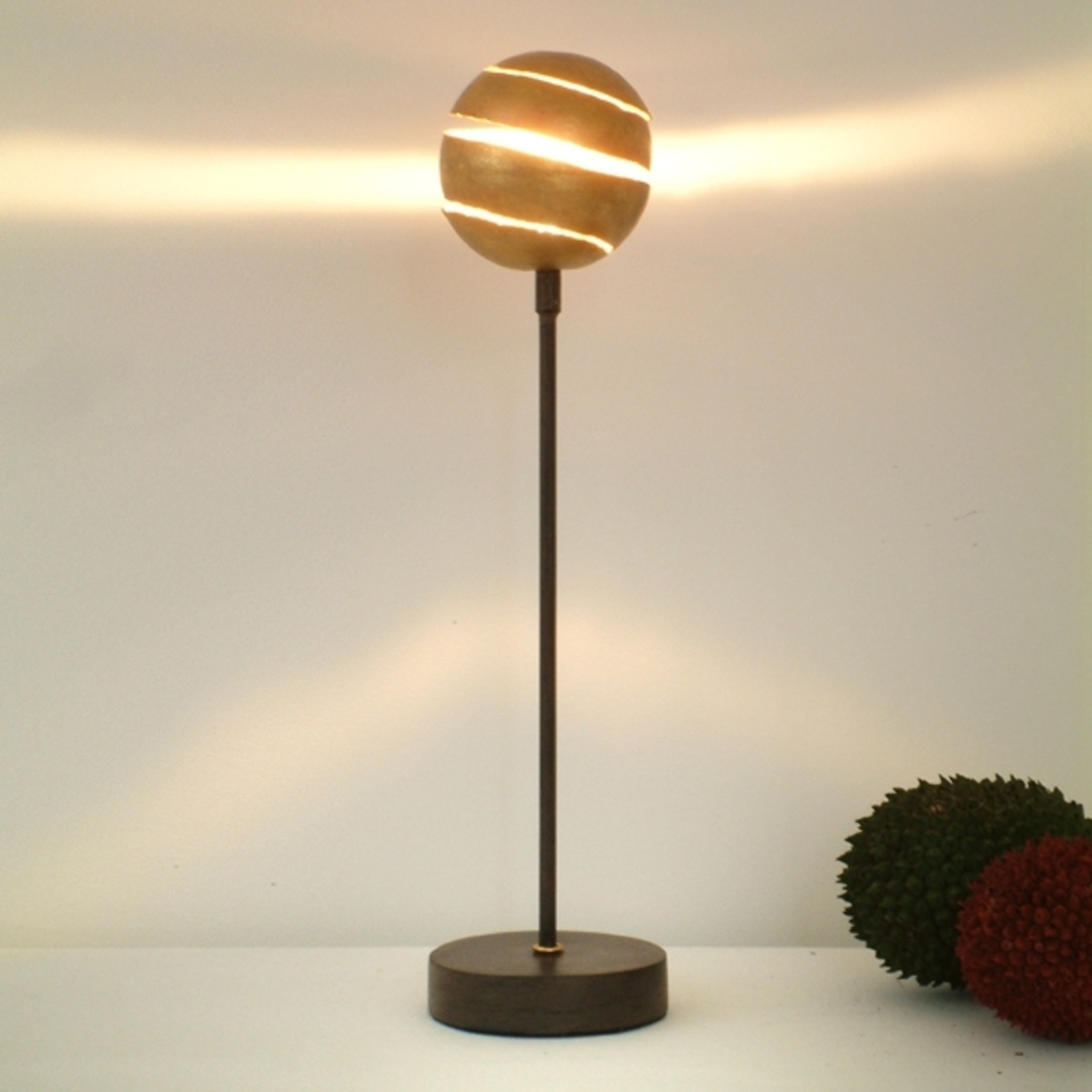 Dekorativ bordlampe KUGELBLITZ GOLD i jern