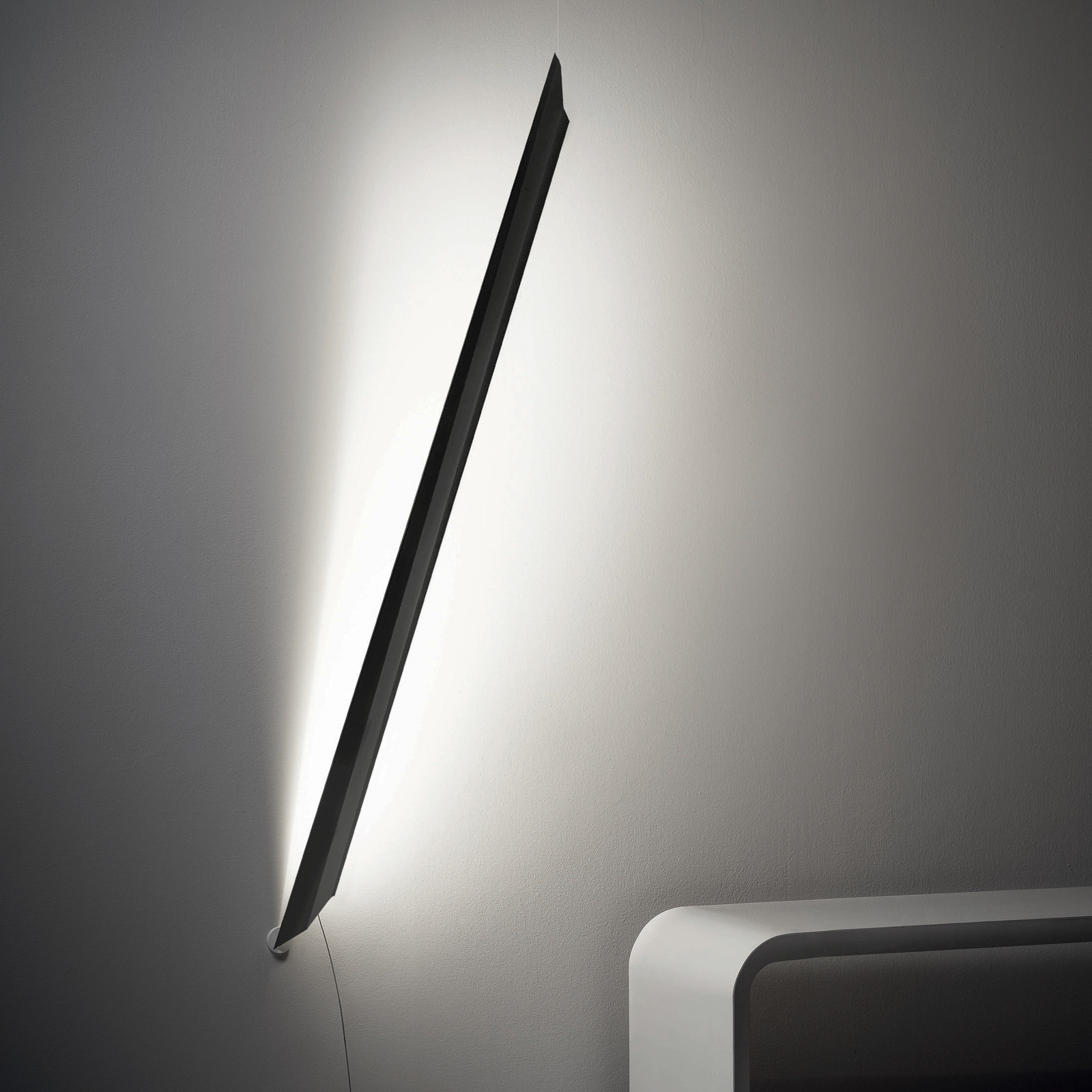"Knikerboker Schegge" LED sieninis šviestuvas, matinės juodos spalvos