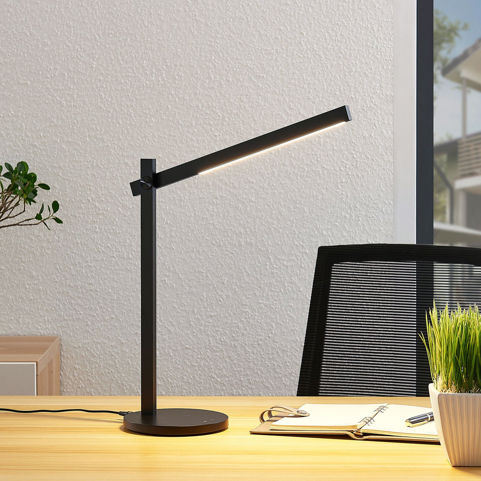 Loretta LED desk lamp, linear, black