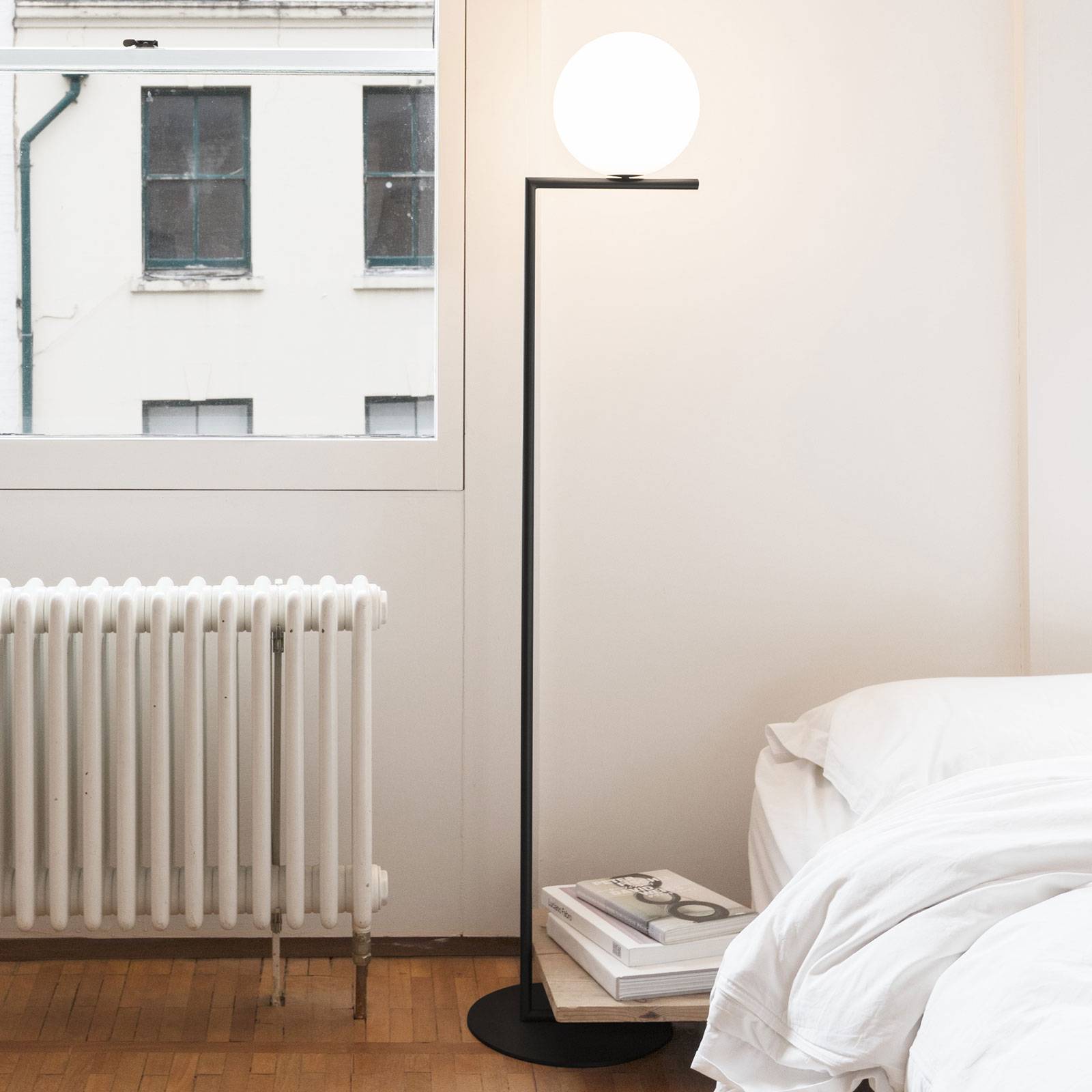 Lampa stojąca FLOS IC F1 czarna Ø 20 cm