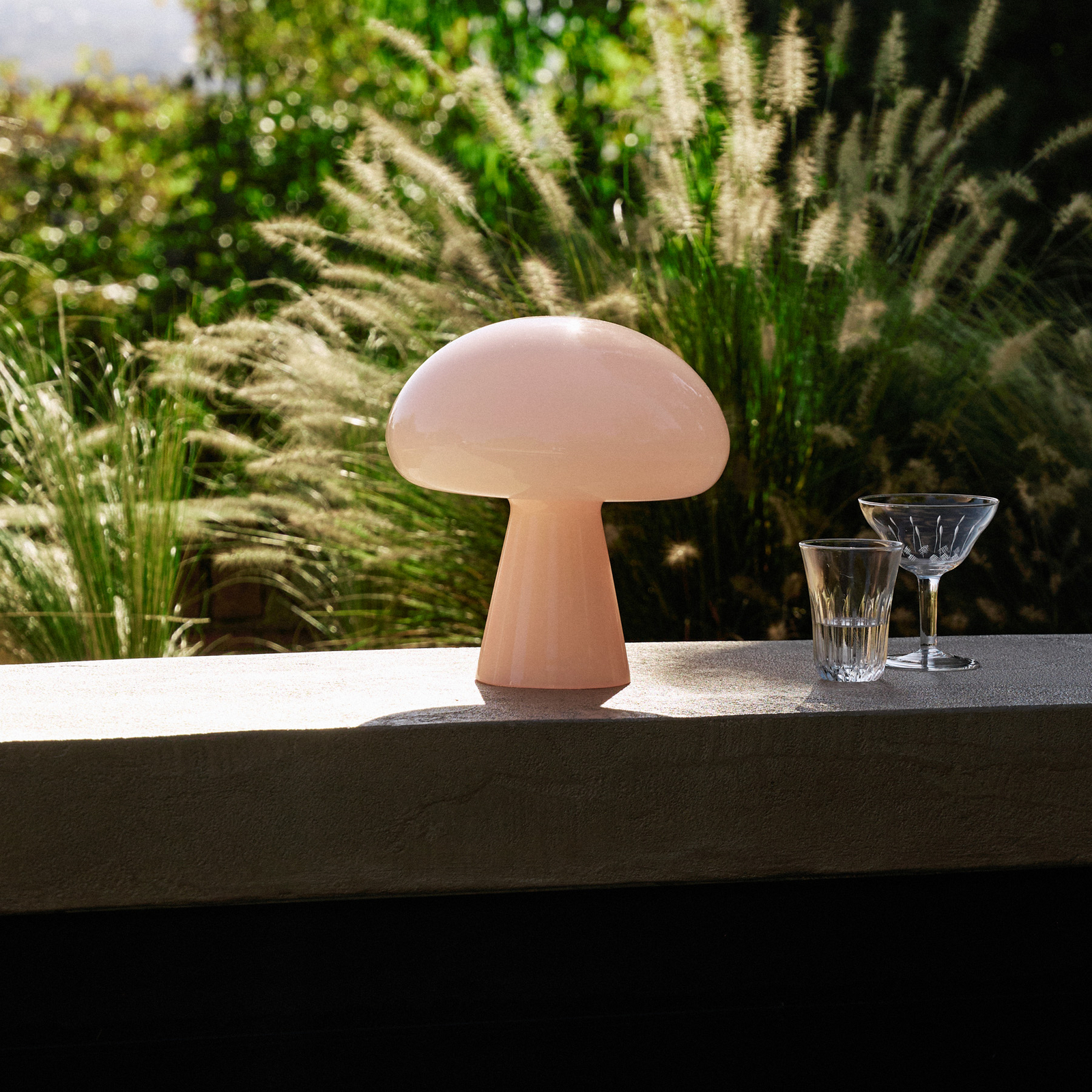 Gubi Obello LED table lamp, powder pink, IP44, glass
