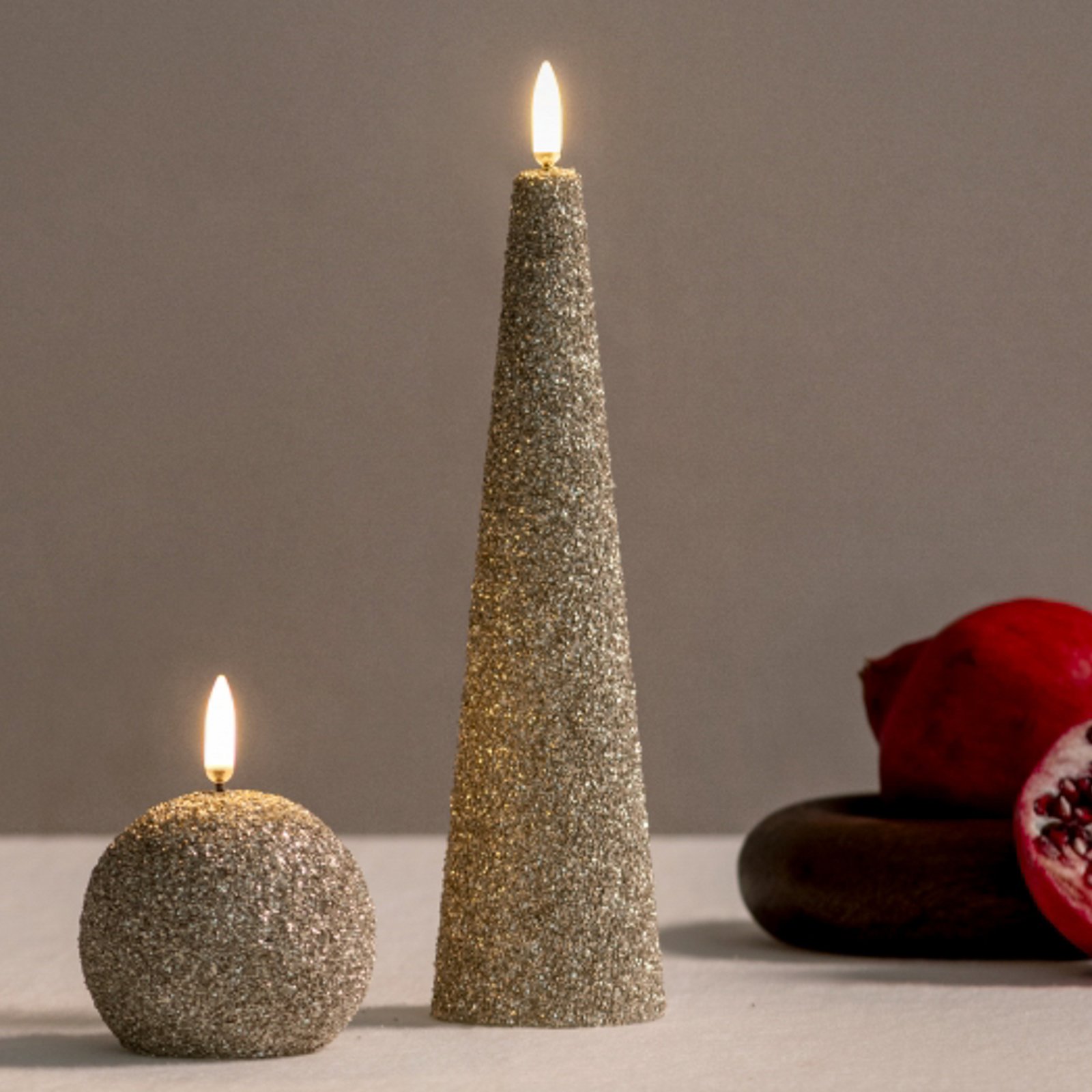 Candela LED CONE, color crema, altezza 22 cm, glitterata - Uyuni Lighting Candela LED CONE, color crema, altezza 22 cm, glitterata - Uyuni Lighting
