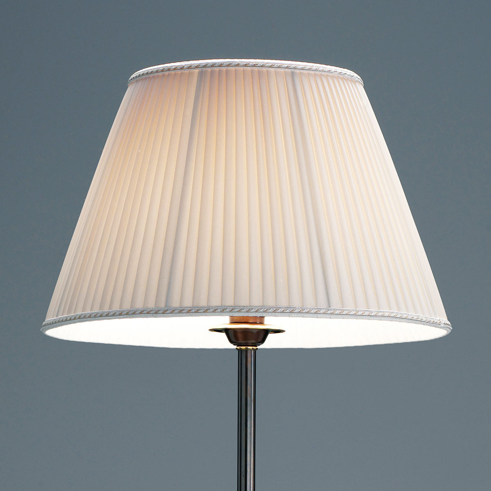 Klasična talna svetilka s senčnikom iz tkanine