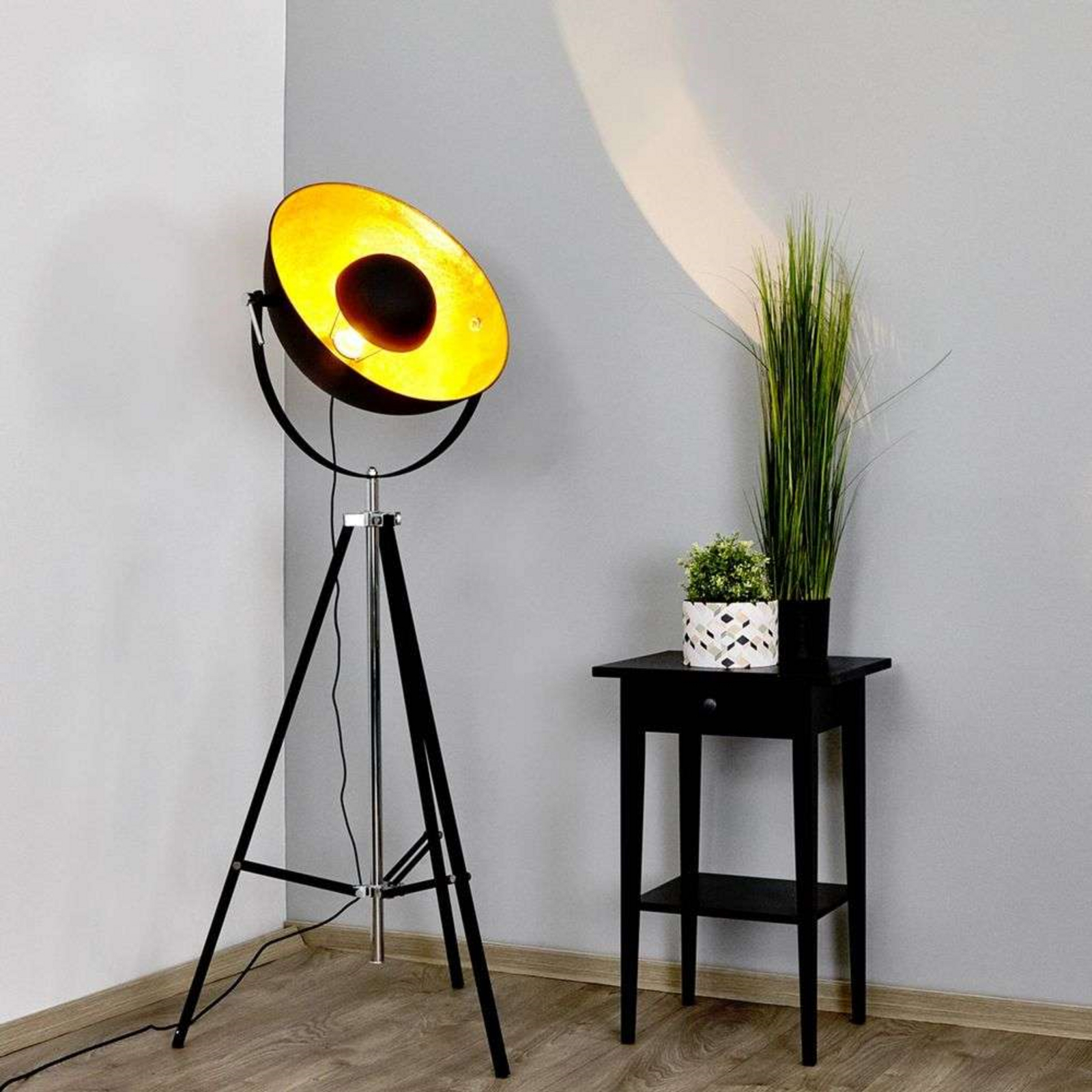 Minerva Golvlampa Black/Gold - Lindby