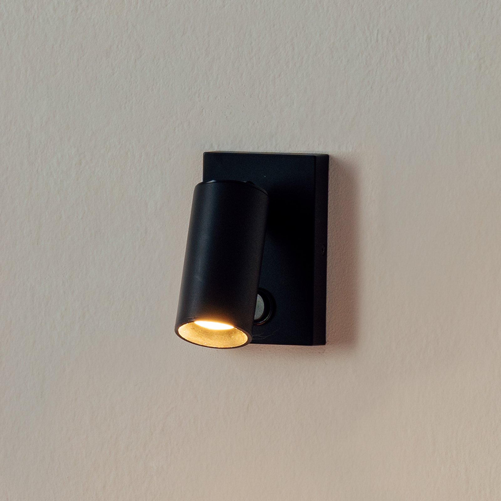 Milan Haul -LED-seinävalo kulmikas 1 lamppu, musta