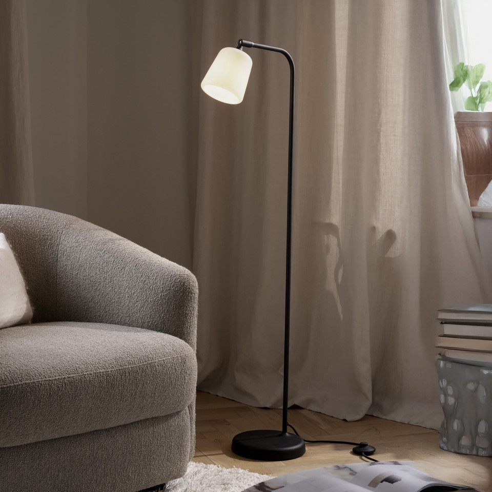 New Works Material Golvlampa White Opal Glass, svart från New Works