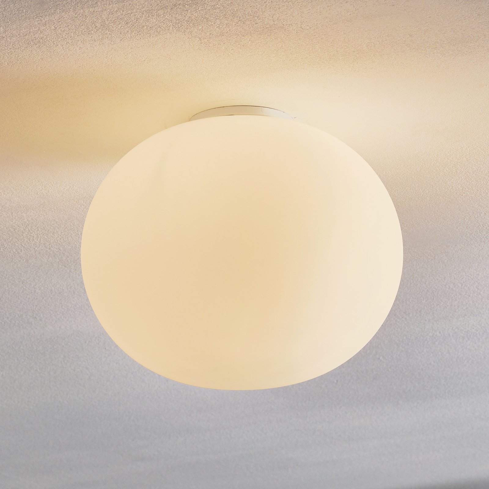 FLOS Glo-Ball – guľová stropná lampa 33 cm