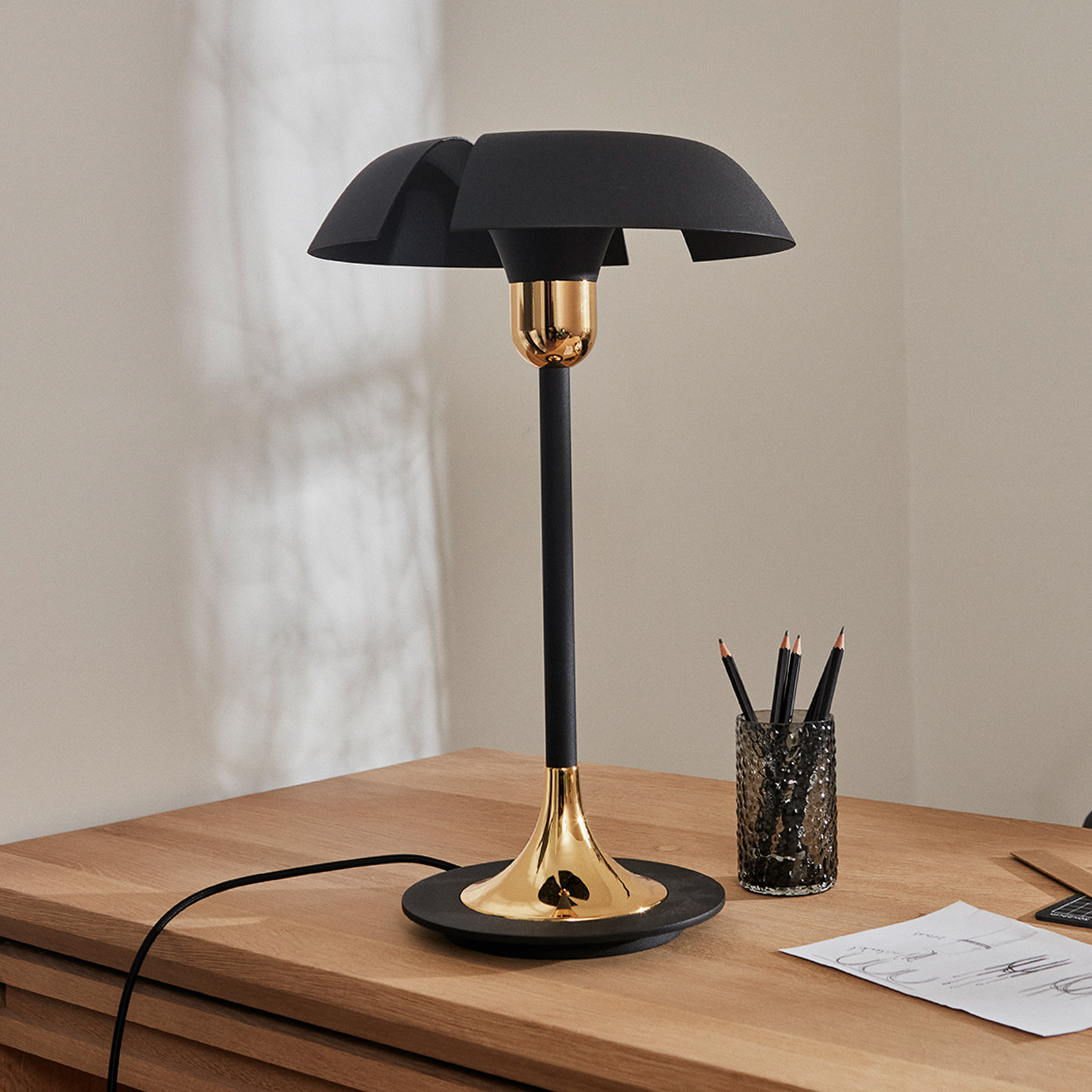 AYTM Cycnus asztali lámpa, fekete, vas, magasság 48 cm, E27