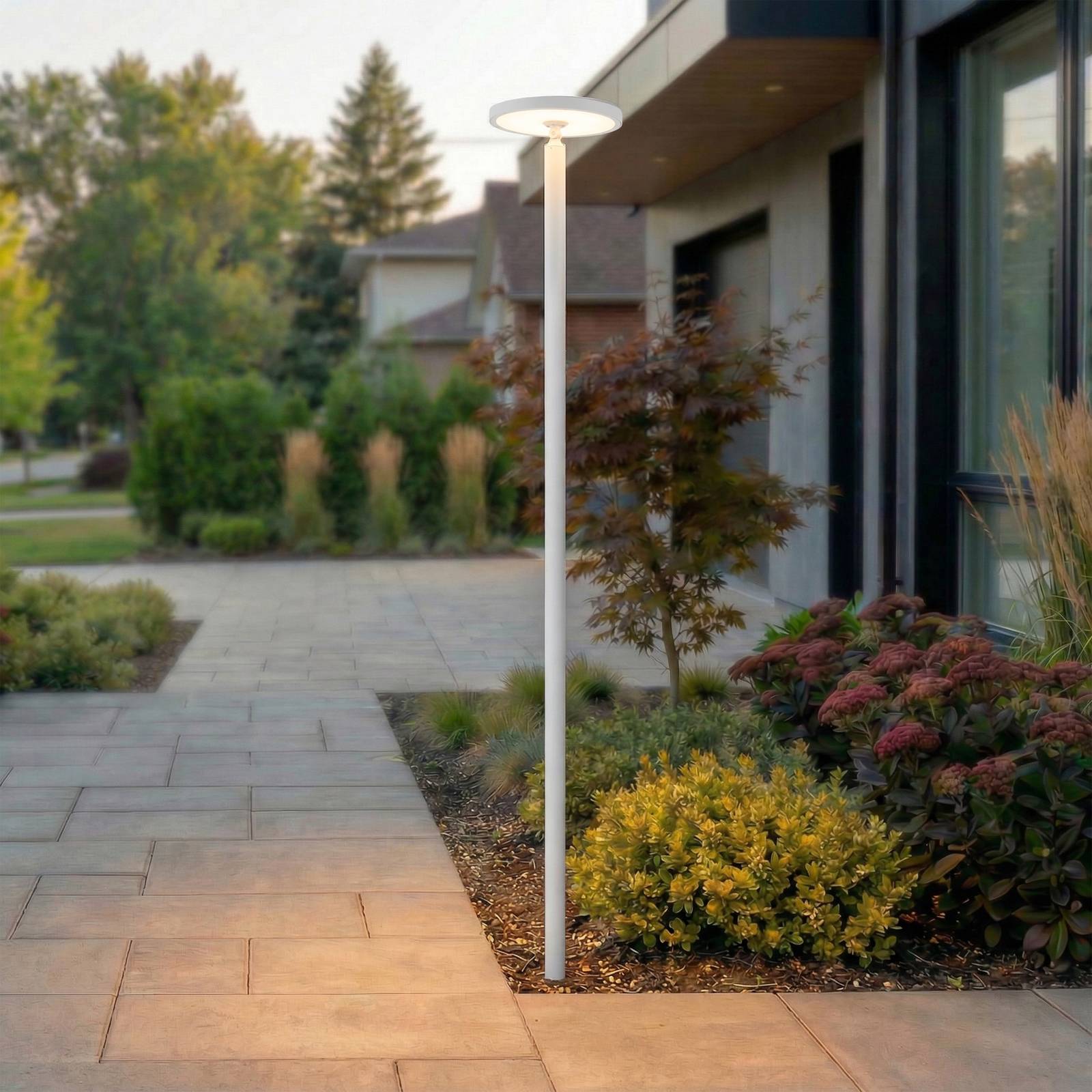 Luminaire d'extérieur LED Lucande Akito, blanc, hauteur 260 cm, IP54