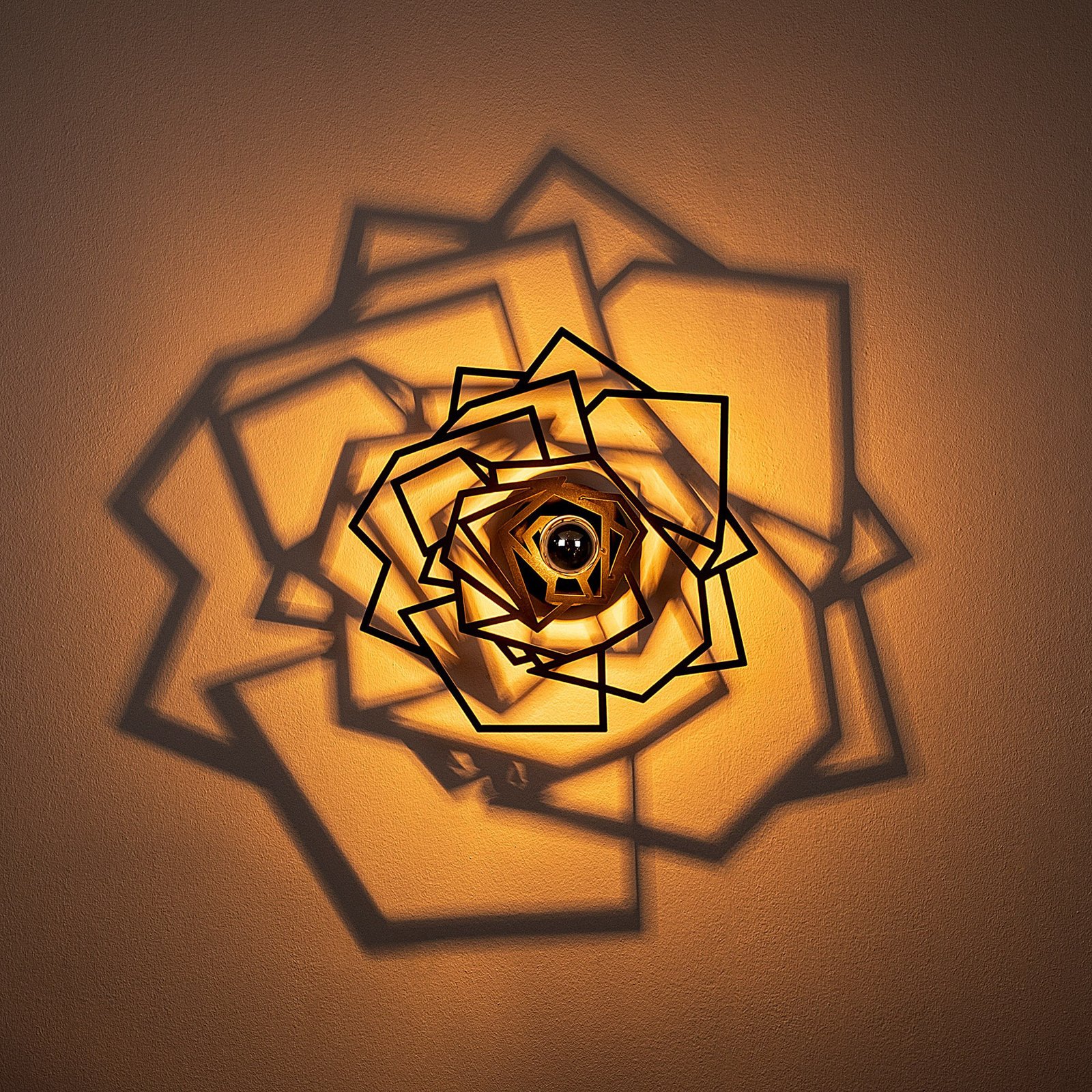 Vägglampa W-042, svart blomdesign, lasercut