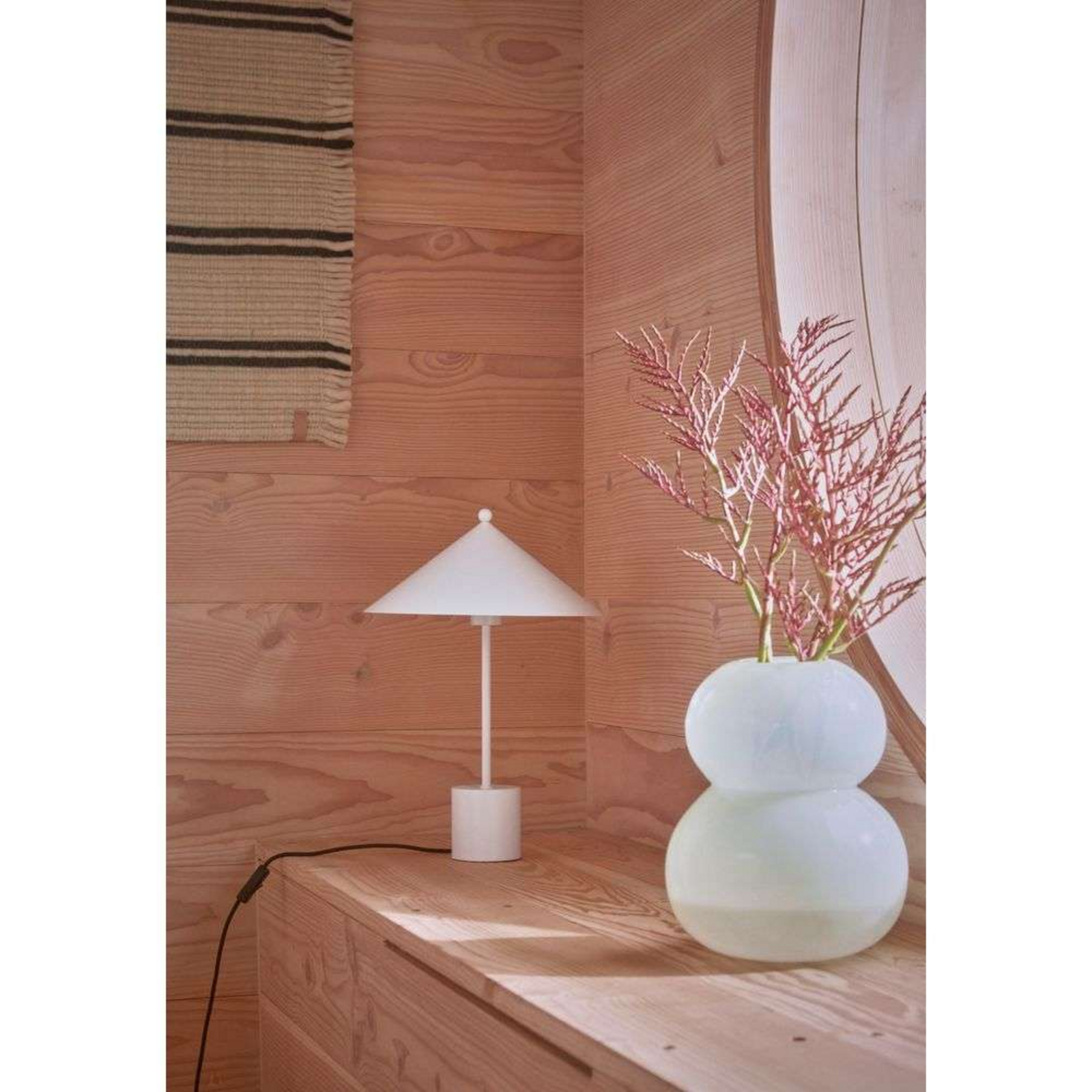 Lampa stołowa OYOY Living Design „Kasa”, biała, metalowa, E14 Lampa stołowa OYOY Living Design „Kasa”, biała, metalowa, E14