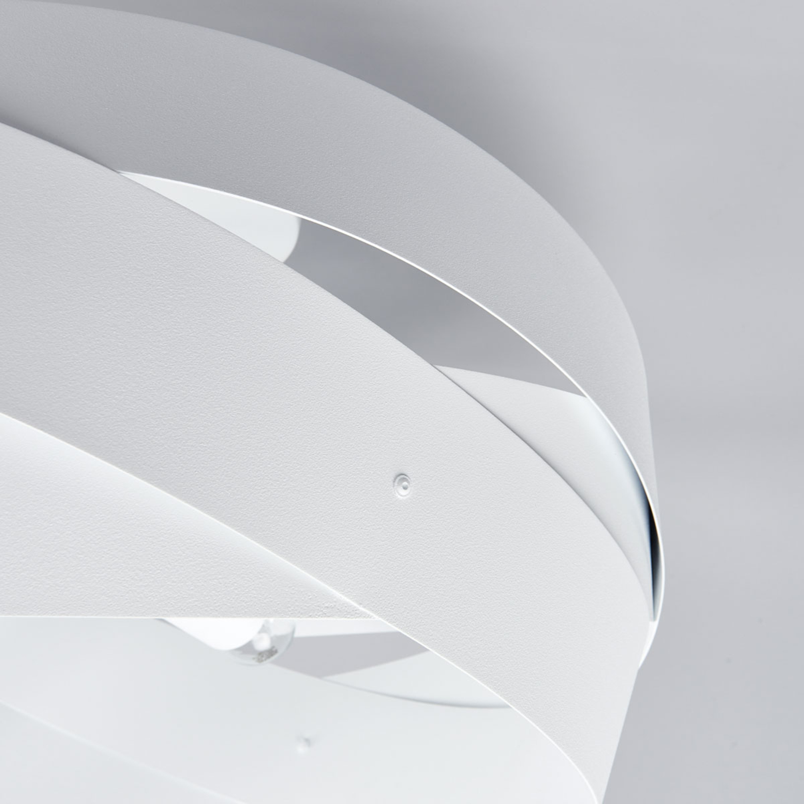 Tornado - smukt designet loftslampe i hvid