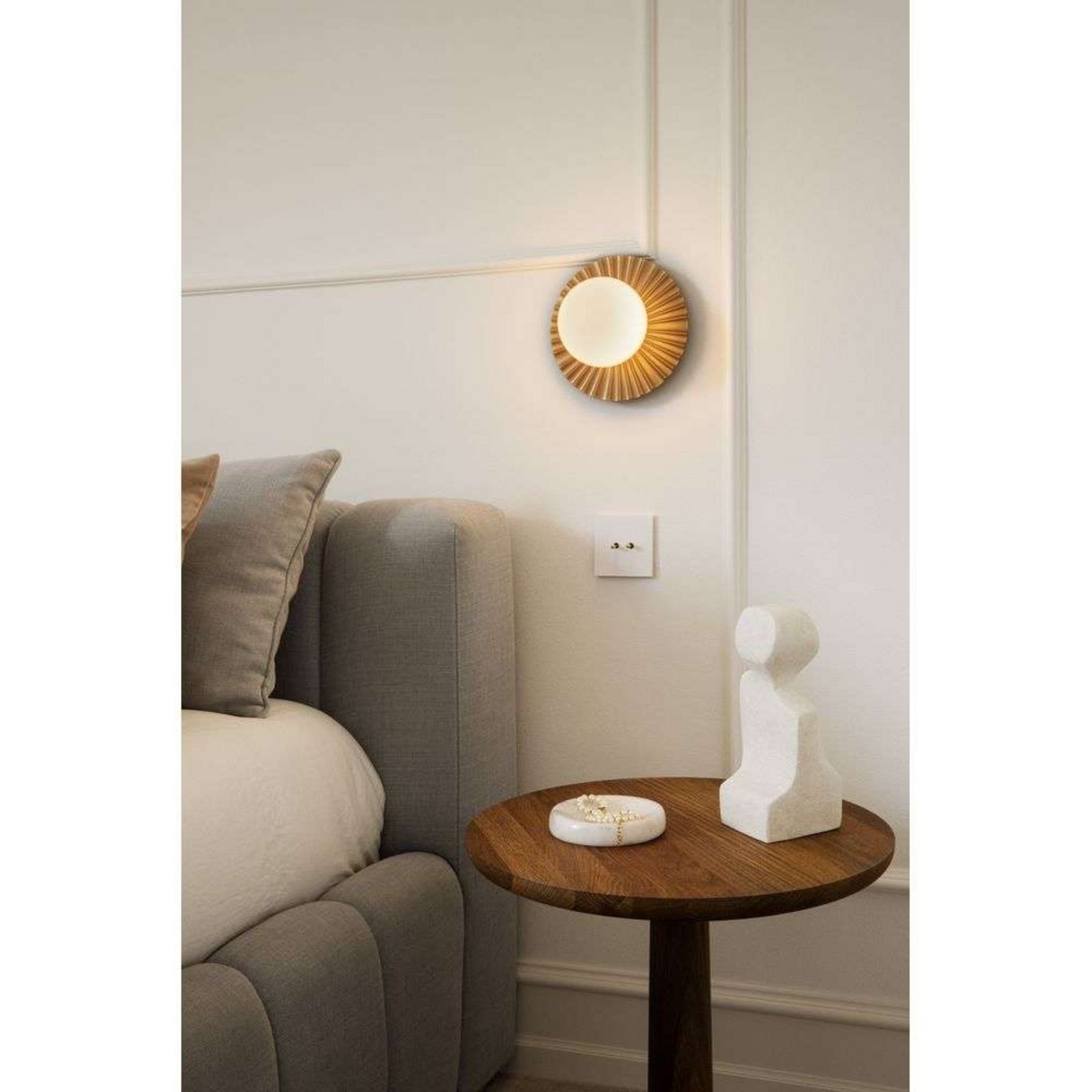 Candeeiro de parede Nuura Liila Muuse, Ø 20 cm, IP44, dourado/ópalo