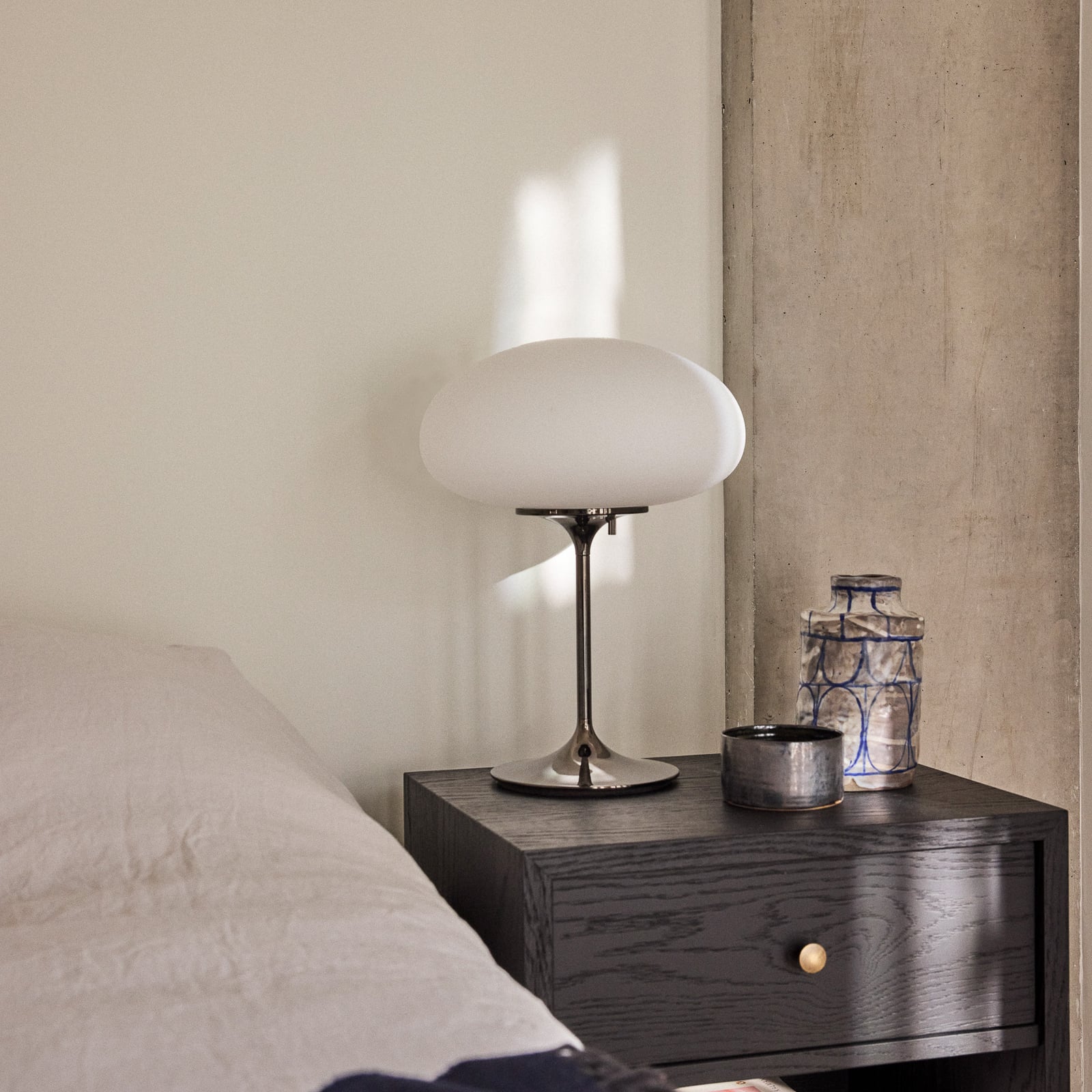 Stolová lampa Stemlite, čierna-chrómová, výška 42 cm, stmievateľná - Gubi