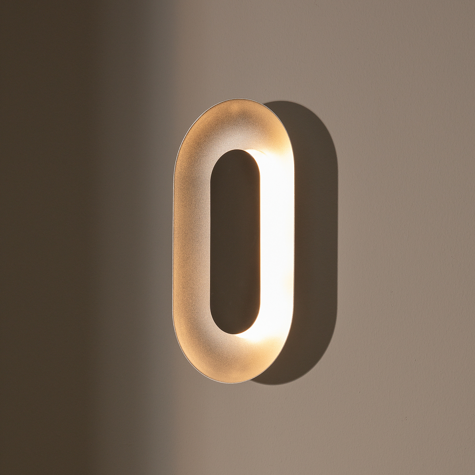 Nuura LED wandlamp Sasi, hoogte 29 cm, zilverkleurig, metaal