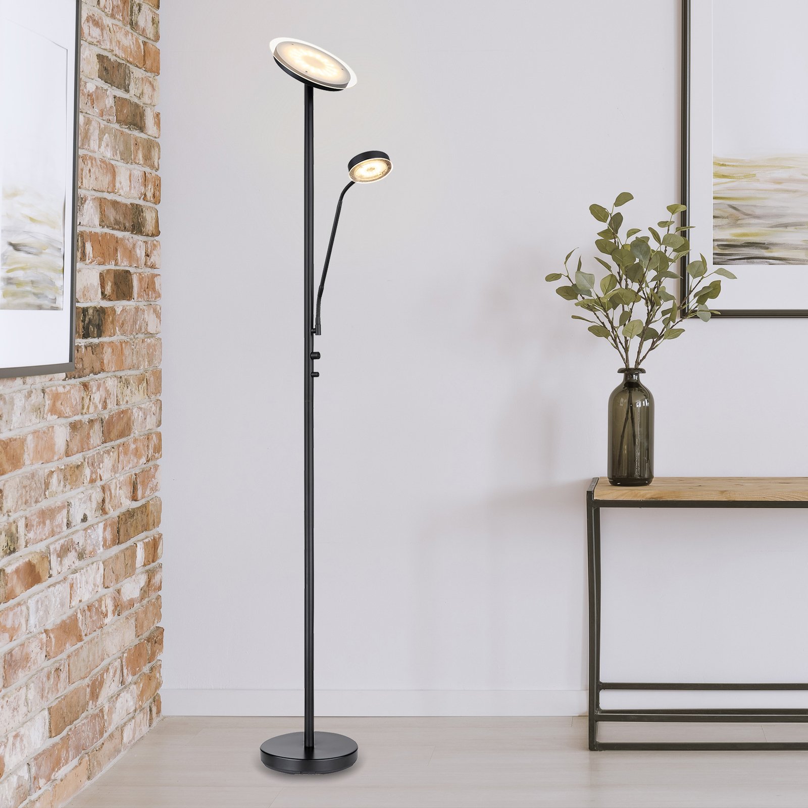 Lámpara de pie LED Ernst con brazo flexible, negro