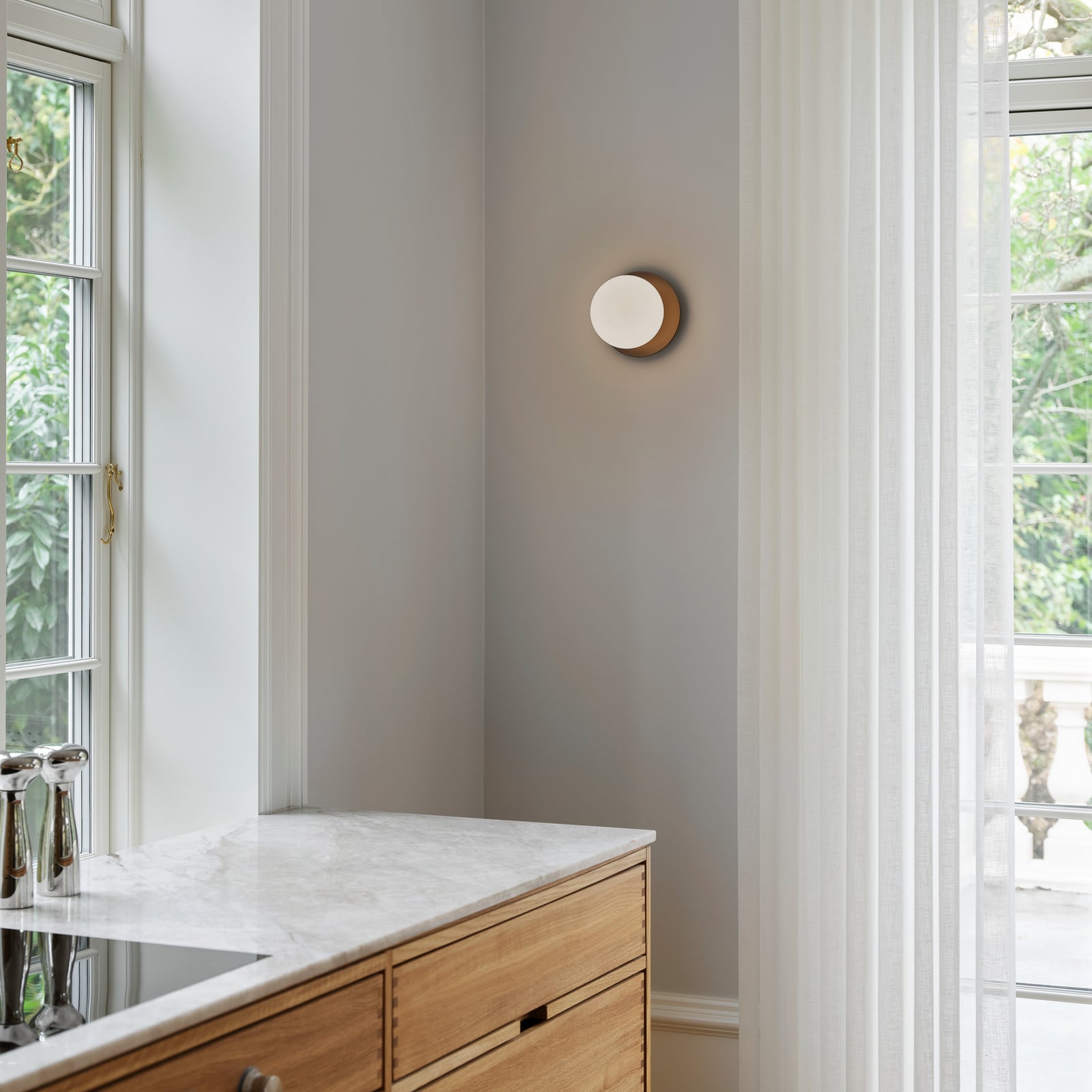 Liila 1 Medium Wandleuchte, bronze/opal, IP 44, G9 - Nuura
