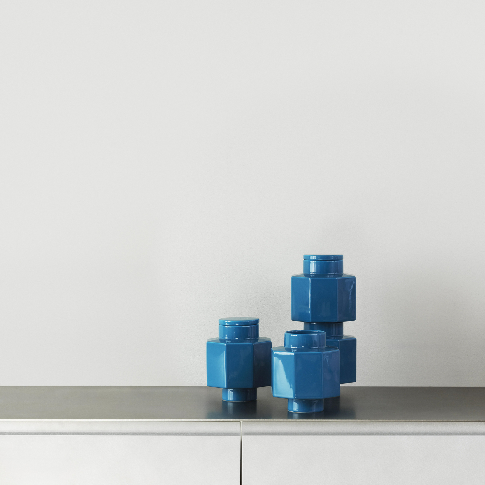 Vase Deko-Objekt H5 Hexagon, petrol, Höhe 19 cm, Keramik - Normann Copenhagen