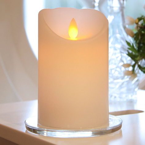 Hvitt LED-stearinlys med flammende lys