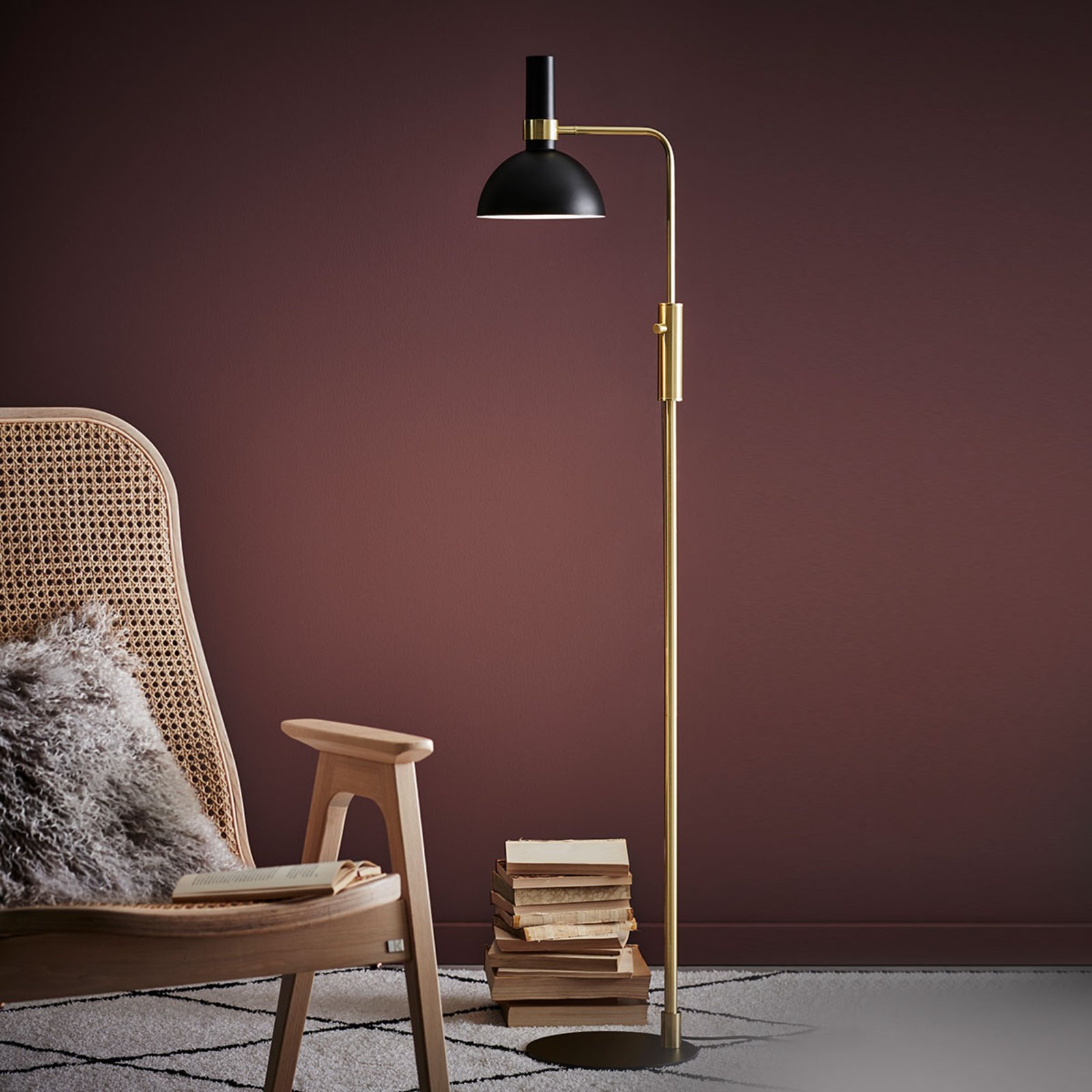 Larry Gulvlampe Black/Brushed Brass - Markslöjd