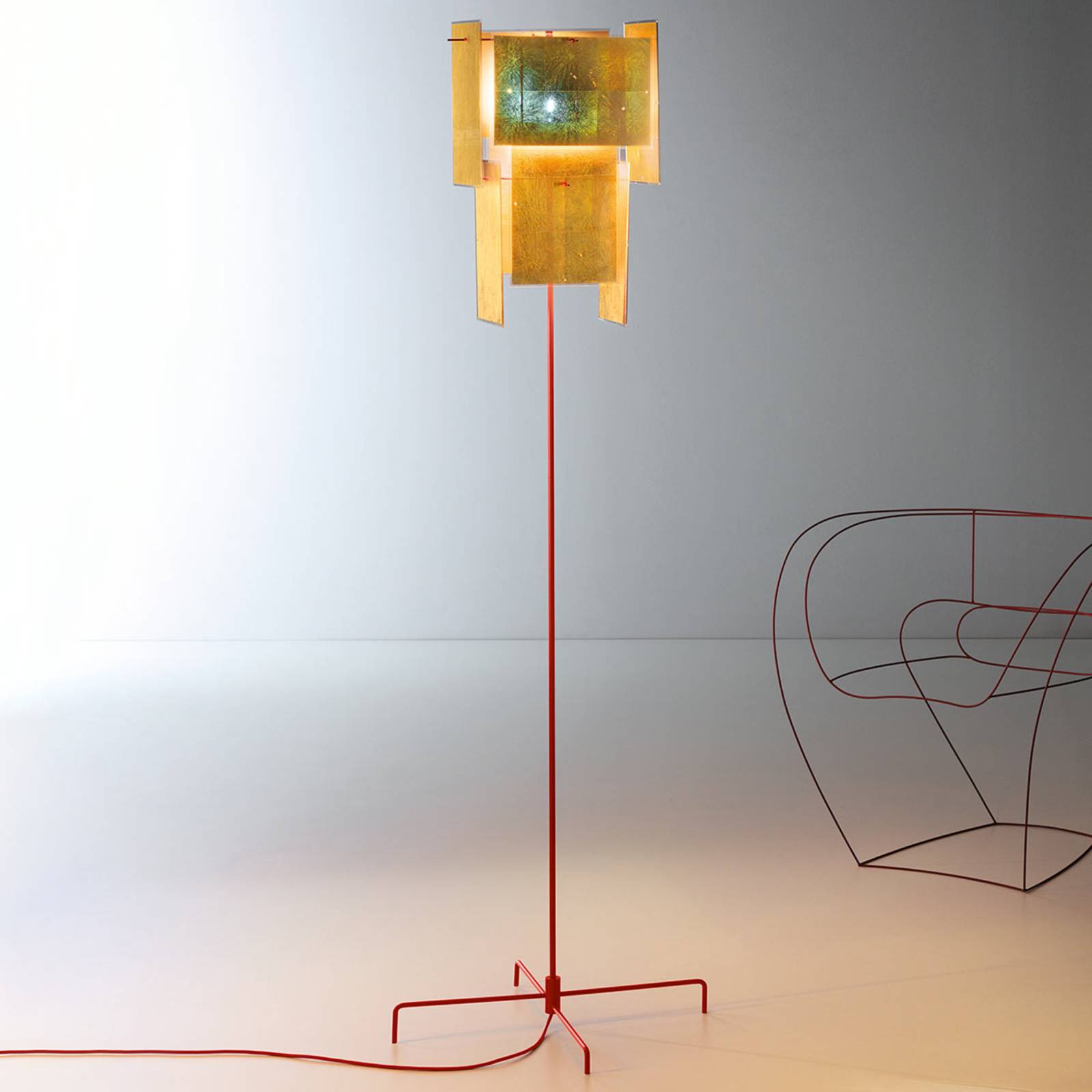 Image of Ingo Maurer 24 Karat Blau lampadaire, tiges rouges 4251545403399