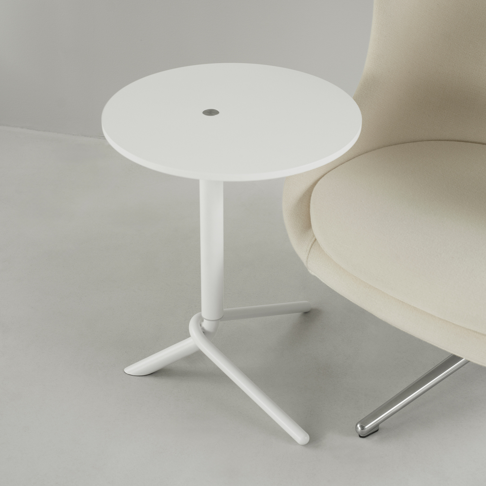 Bijzettafel Lift, wit, staal, MDF, hoogte 56,5 cm - Normann Copenhagen Bijzettafel Lift, wit, staal, MDF, hoogte 56,5 cm - Normann Copenhagen