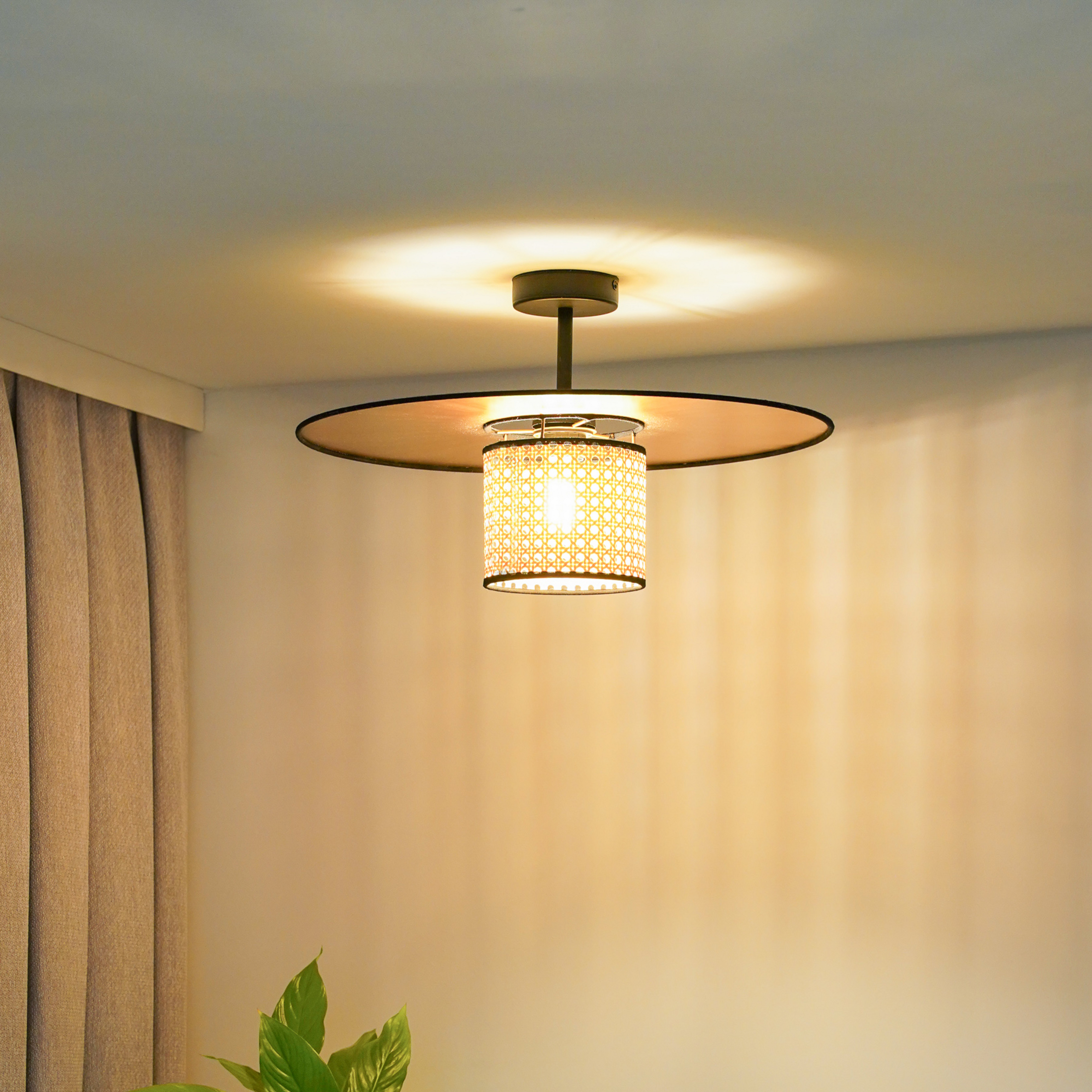 Lampa sufitowa Euluna Manila, złota, rattan, Ø 50 cm