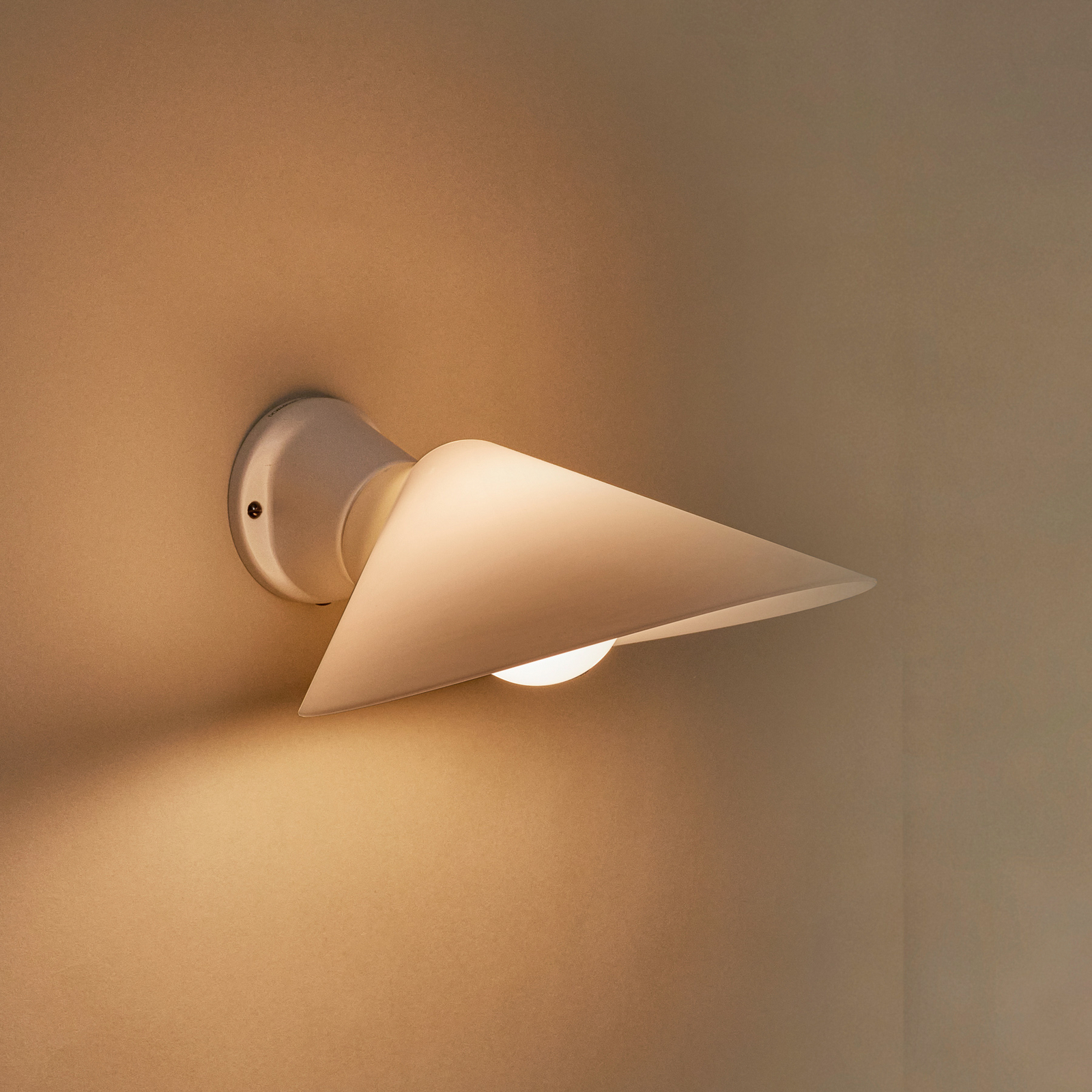 Applique per il bagno Plume, alluminio/plastica bianca, IP44 - DCW