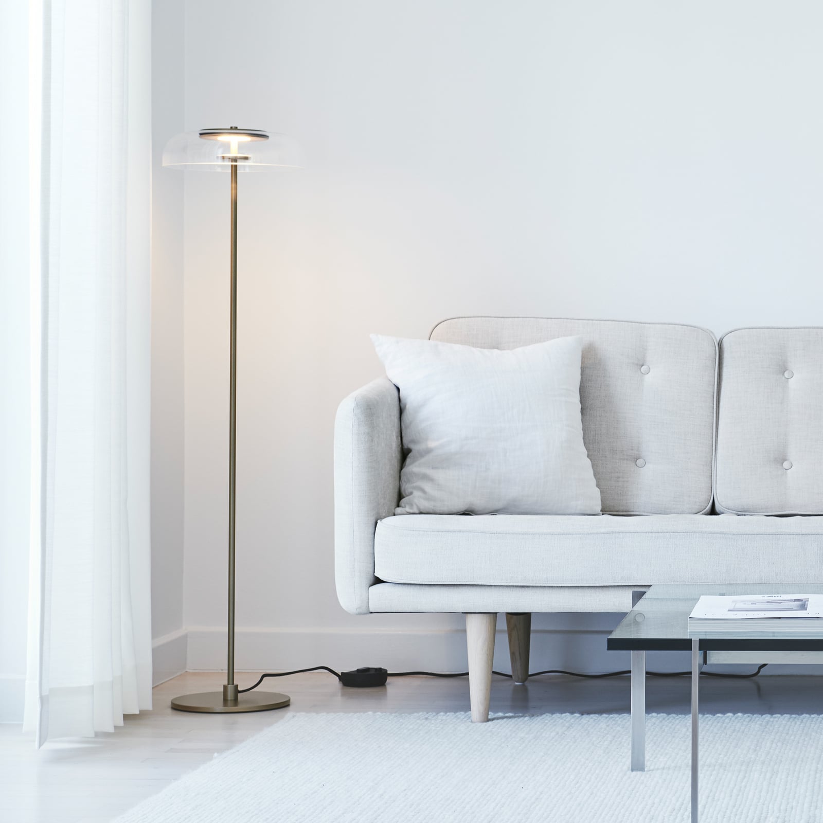 Nuura LED stojací lampa Blossi, výška 120 cm, zlatá/čirá