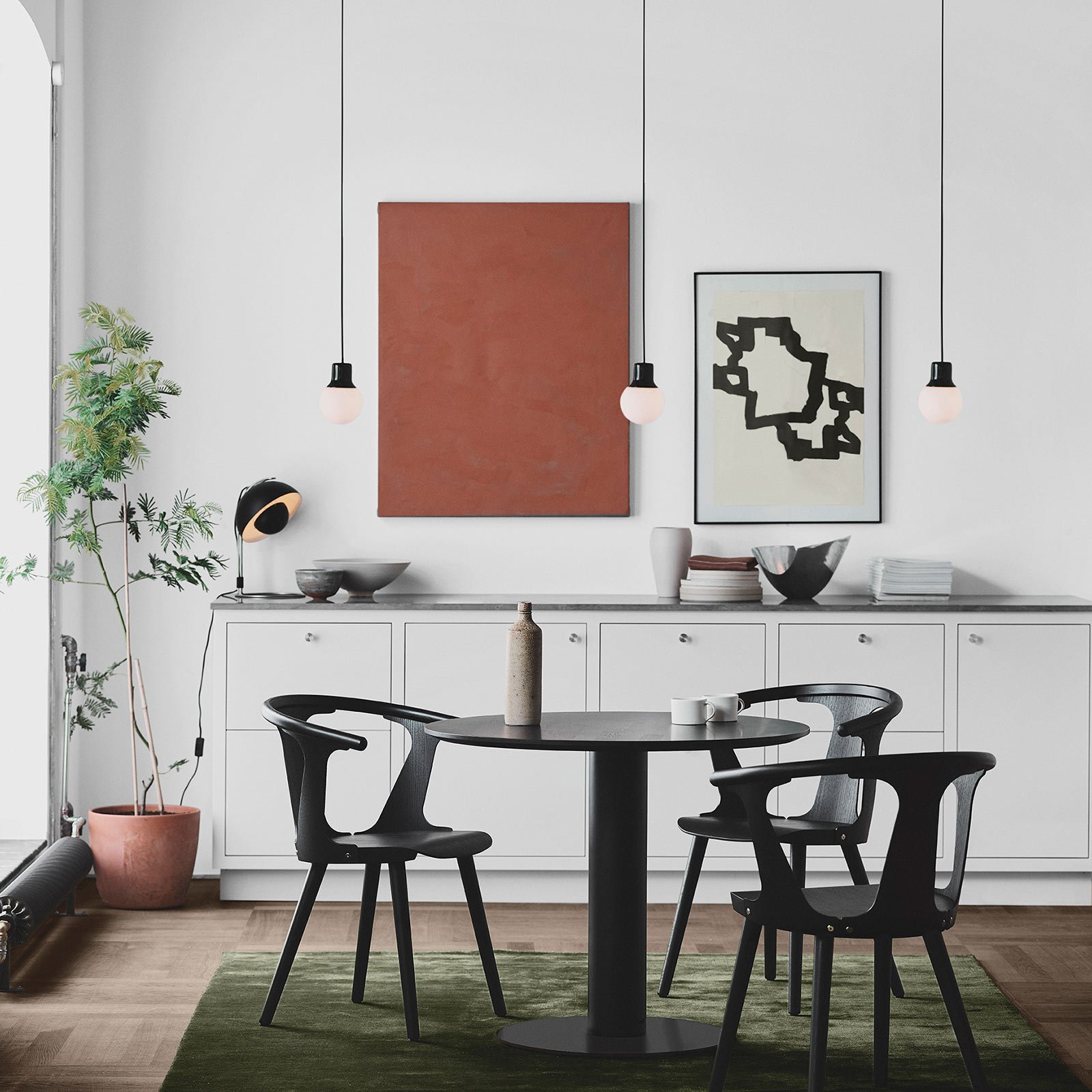 Flowerpot VP4 pöytävalaisin, musta - &Tradition