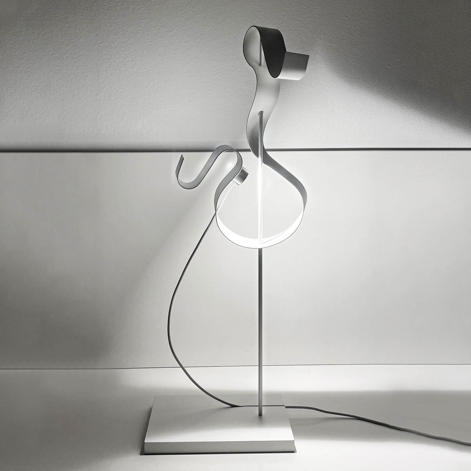 Knikerboker Curve LED-Tischleuchte aus Stahl