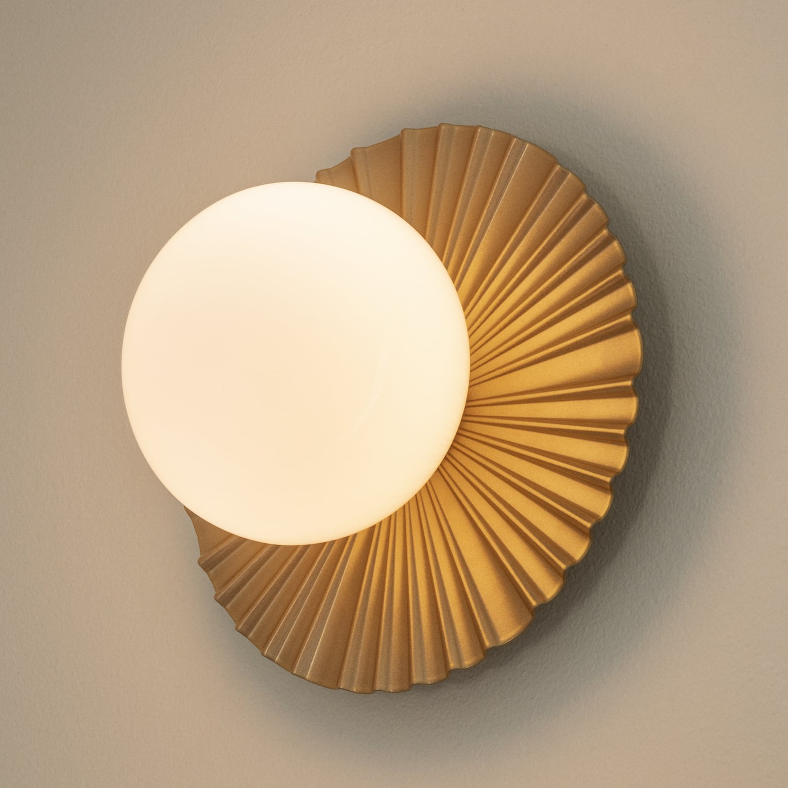 Liila Muuse loftlampe, guld/opal, Ø 20 cm, IP44 - Nuura Liila Muuse loftlampe, guld/opal, Ø 20 cm, IP44 - Nuura