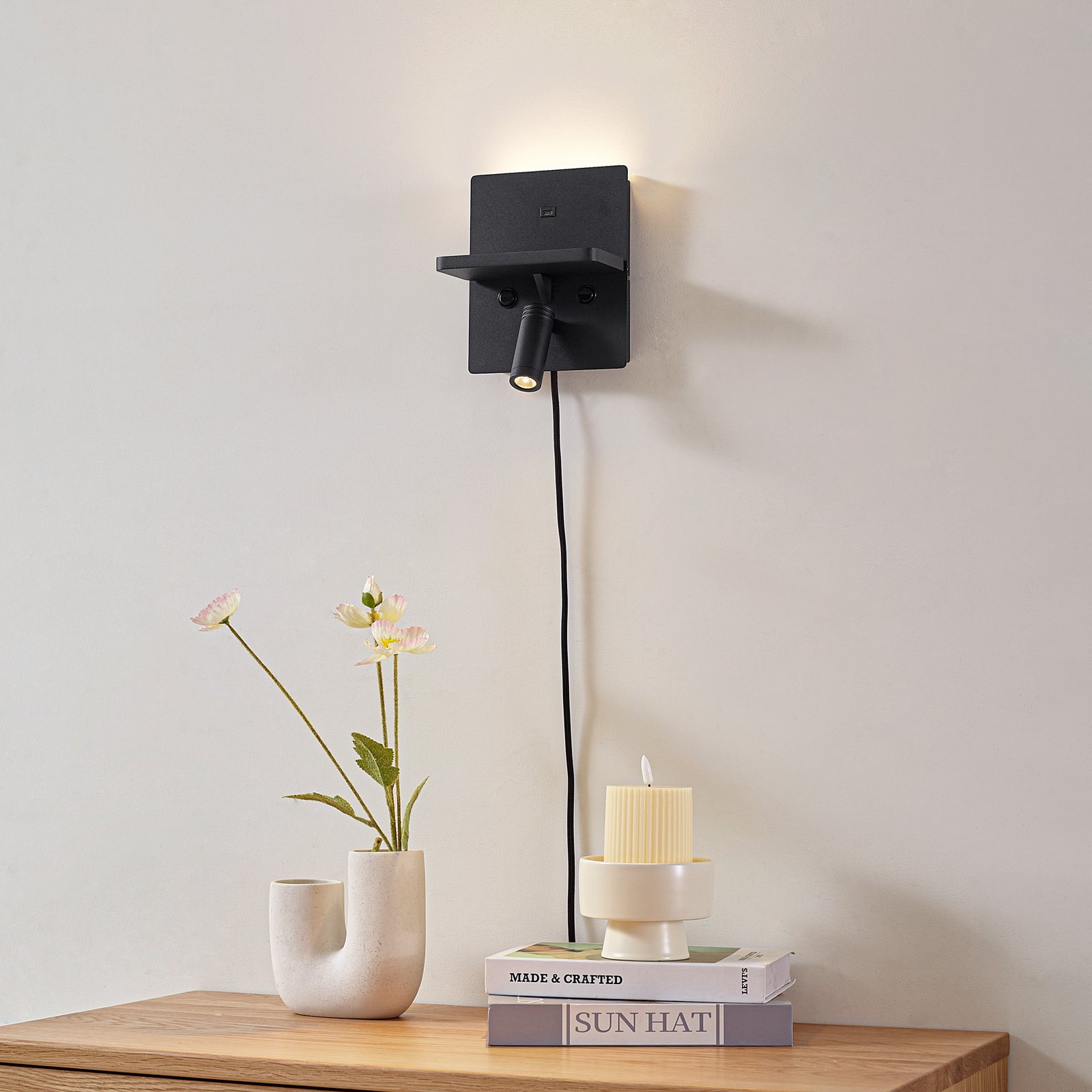 Lindby LED-seinälamppu Auden, musta, pistoke, latausasema